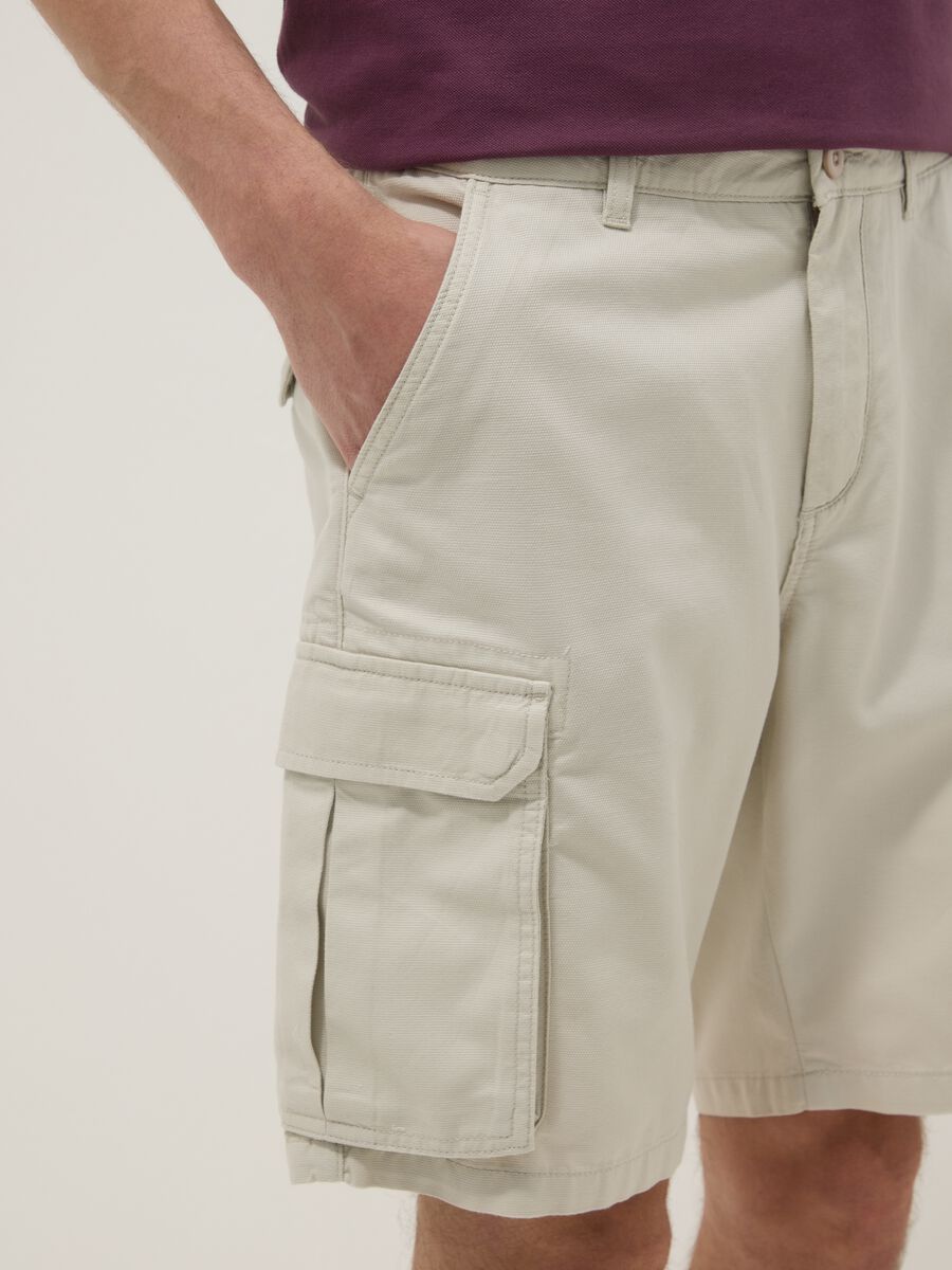 White pure cotton cargo Bermuda shorts, regular fit_3