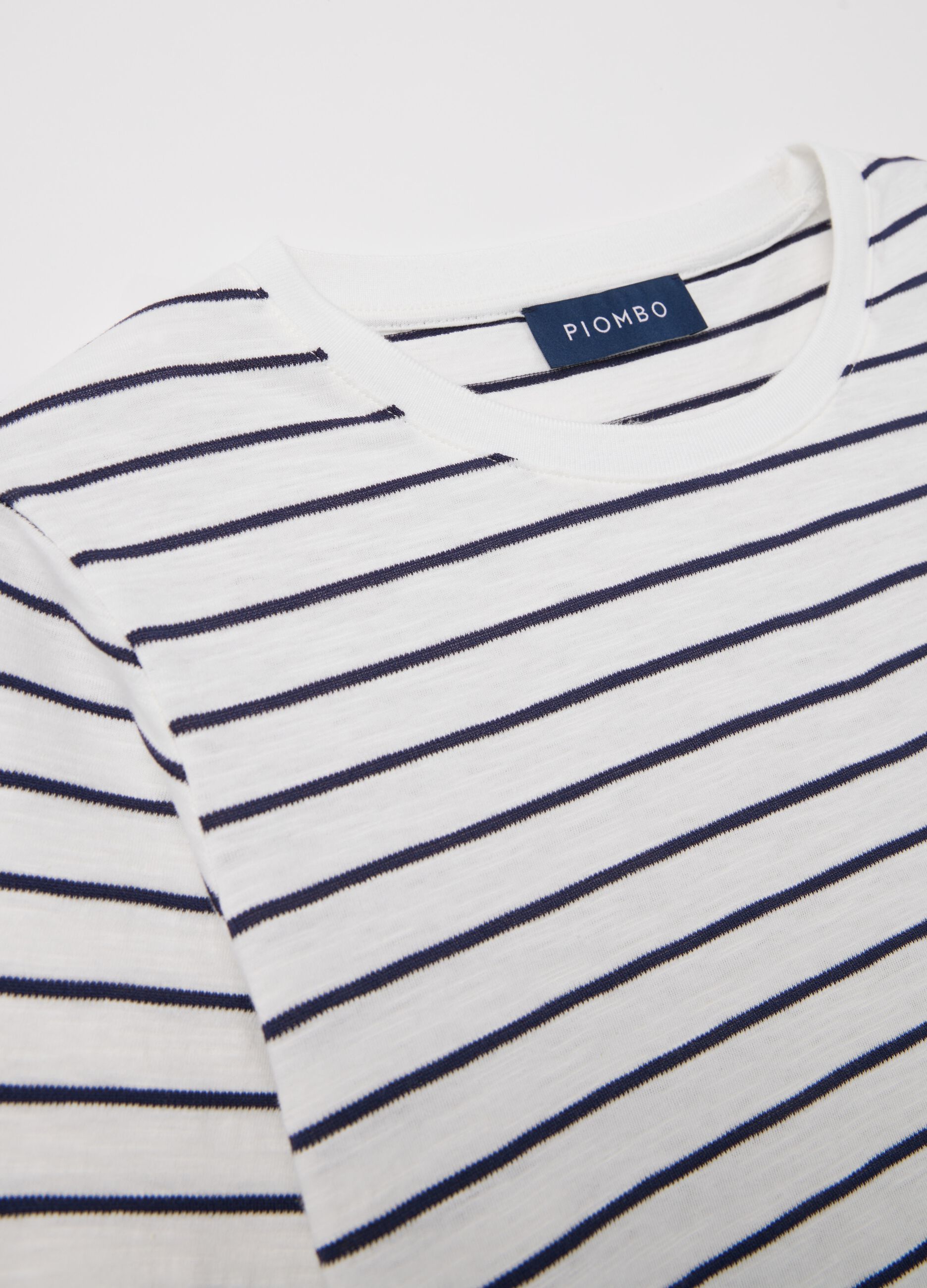 T-shirt with round neck and striped pattern