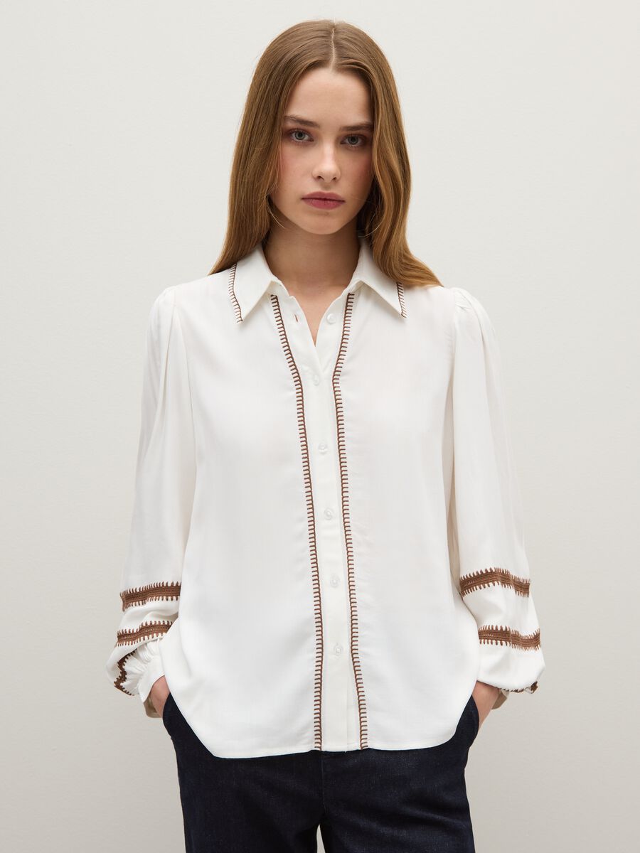 White regular fit shirt with embroidered details_0