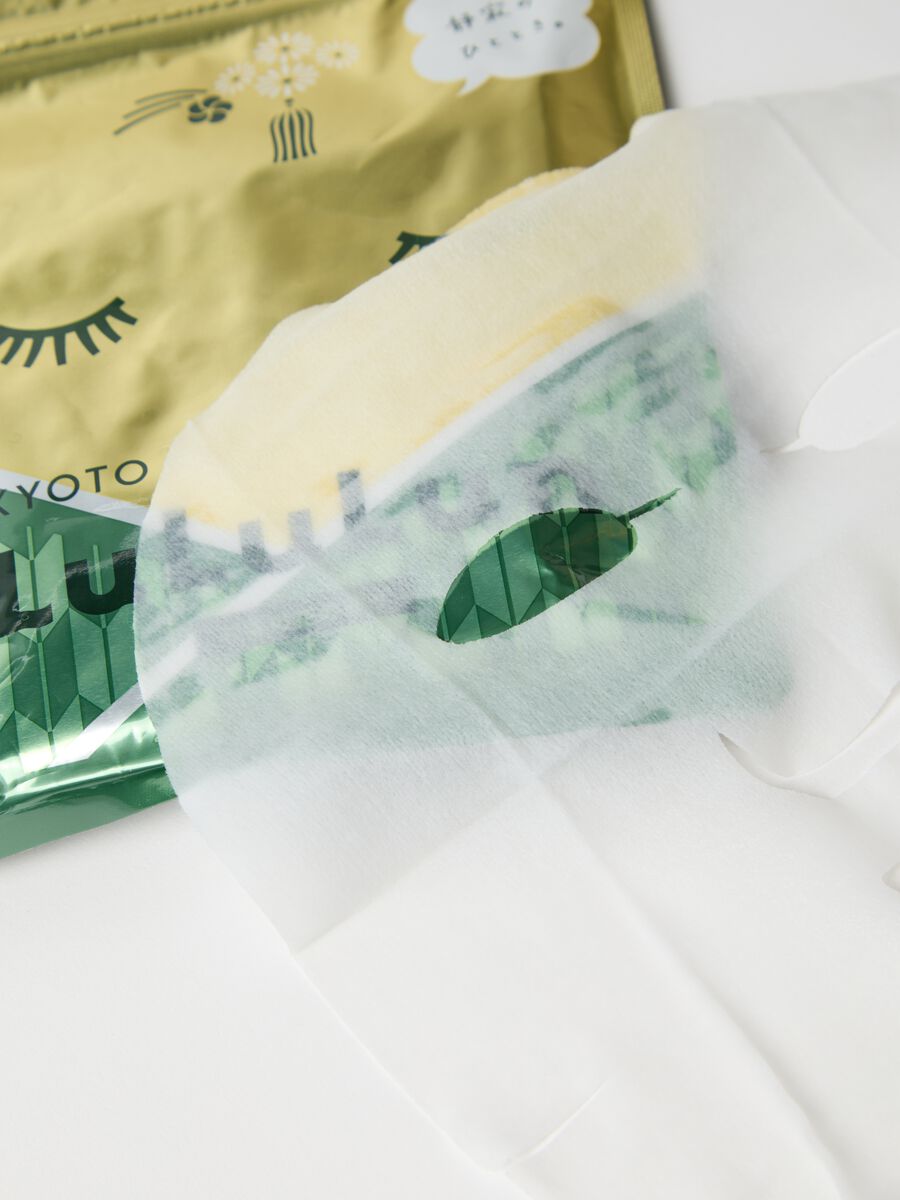 Maschera premium in tessuto con estratto di fiori e di foglie di tè verde curativi e antiossidanti della regione Kyoto (Giappone). La confezione contiene 7 maschere in tessuto. Perfetta per l’uso quotidiano._2