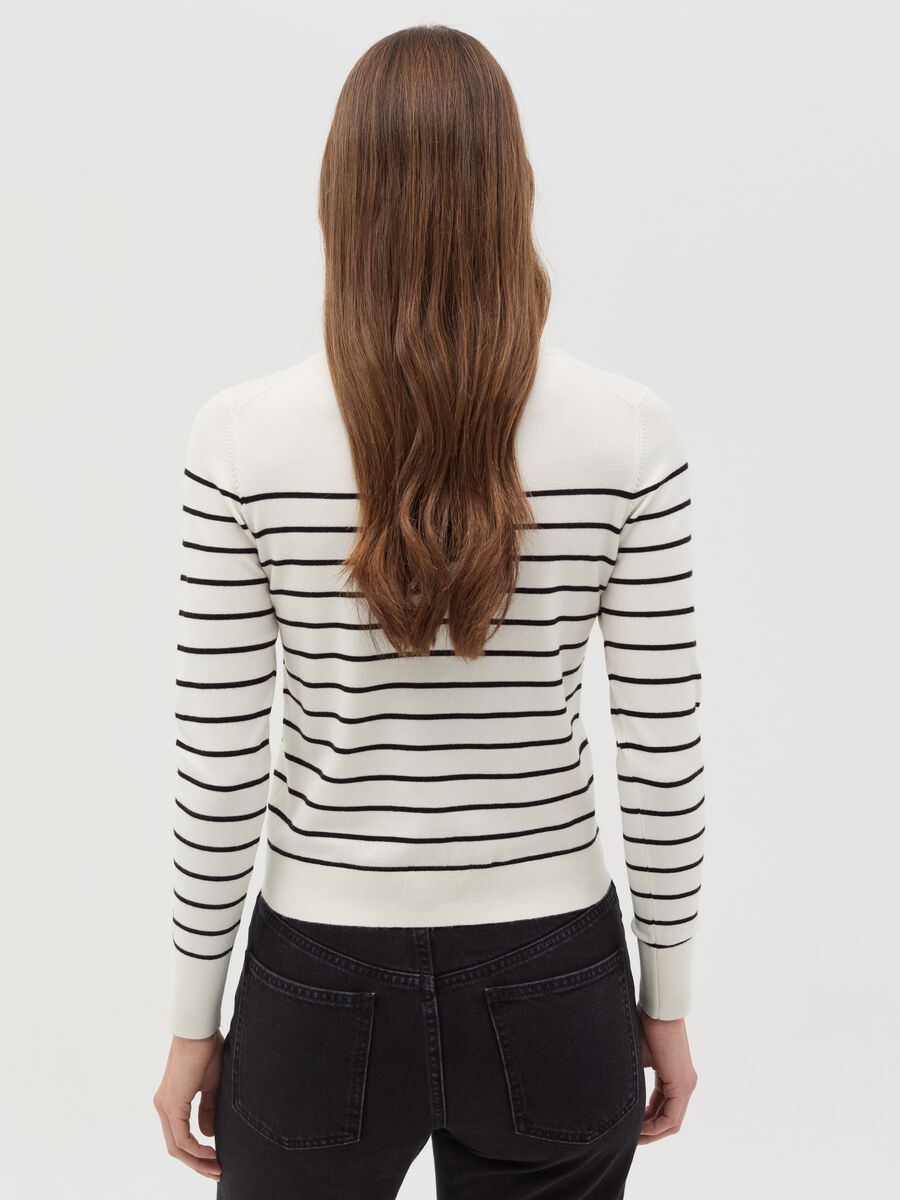 Long-sleeved top with striped pattern_3