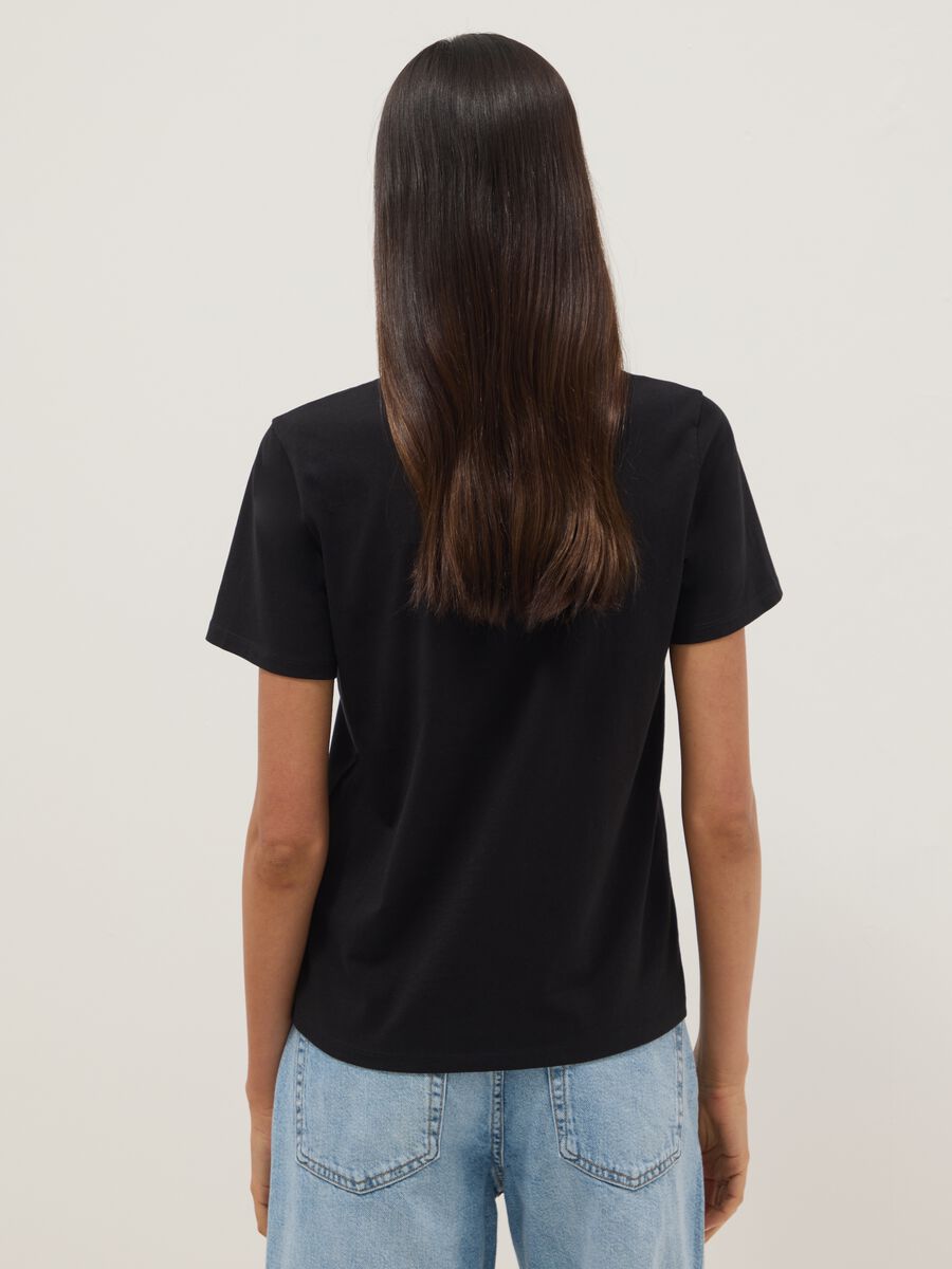 T-shirt in puro cotone nera regular fit con taschino ricamato_2