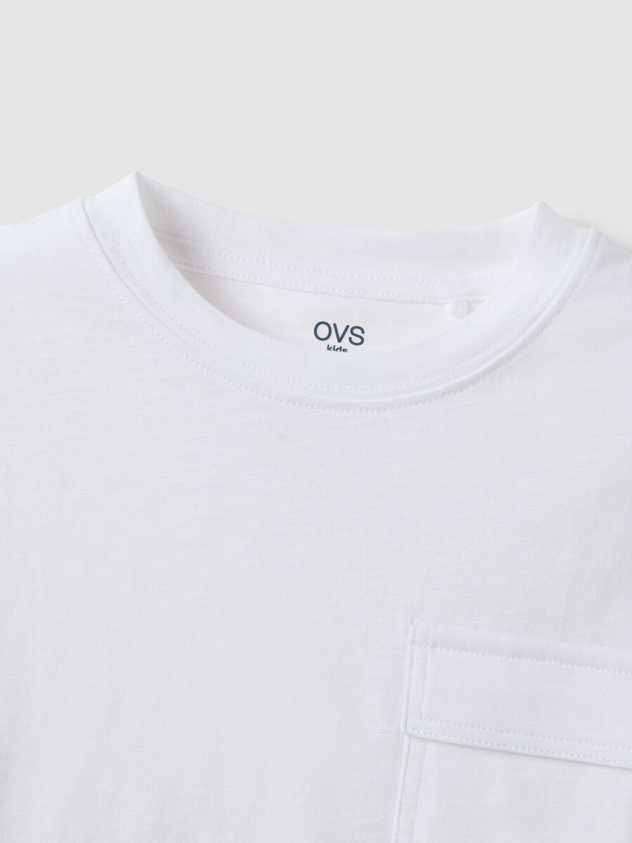 T-shirt in puro cotone bianca da bambino regular fit con tasca_3