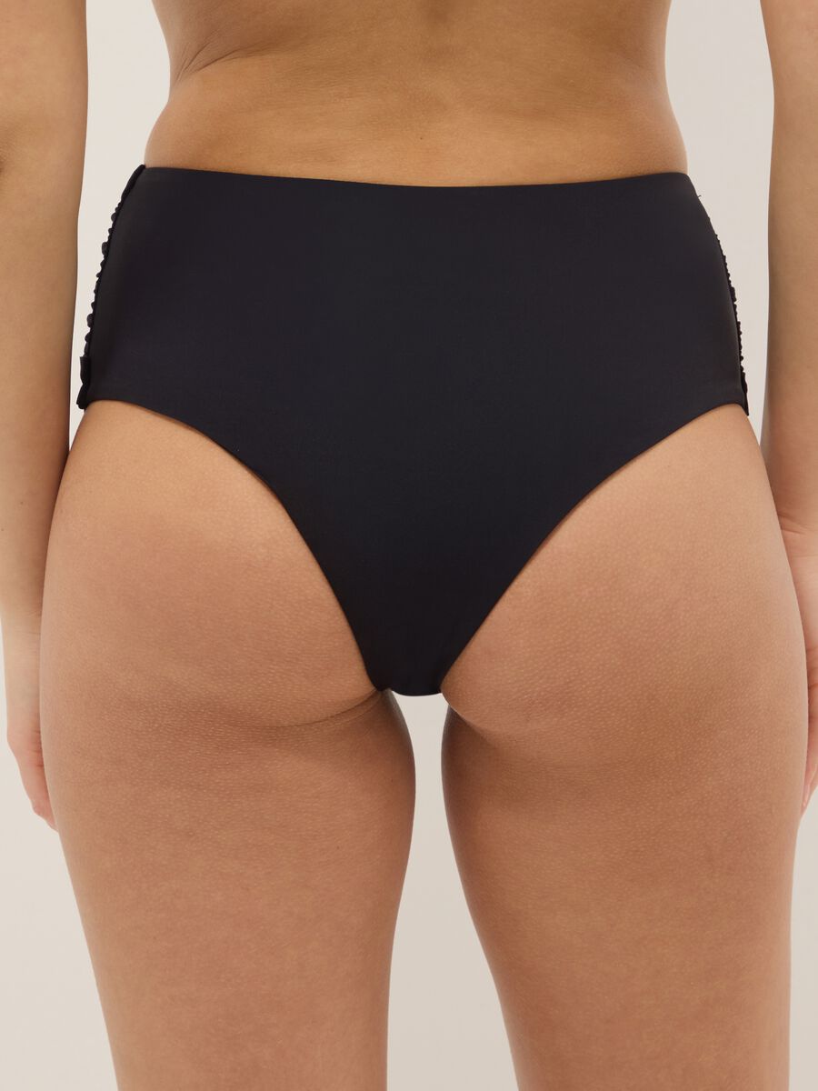 Slip bikini nero con nodo in tessuto elasticizzato effetto shaping_2