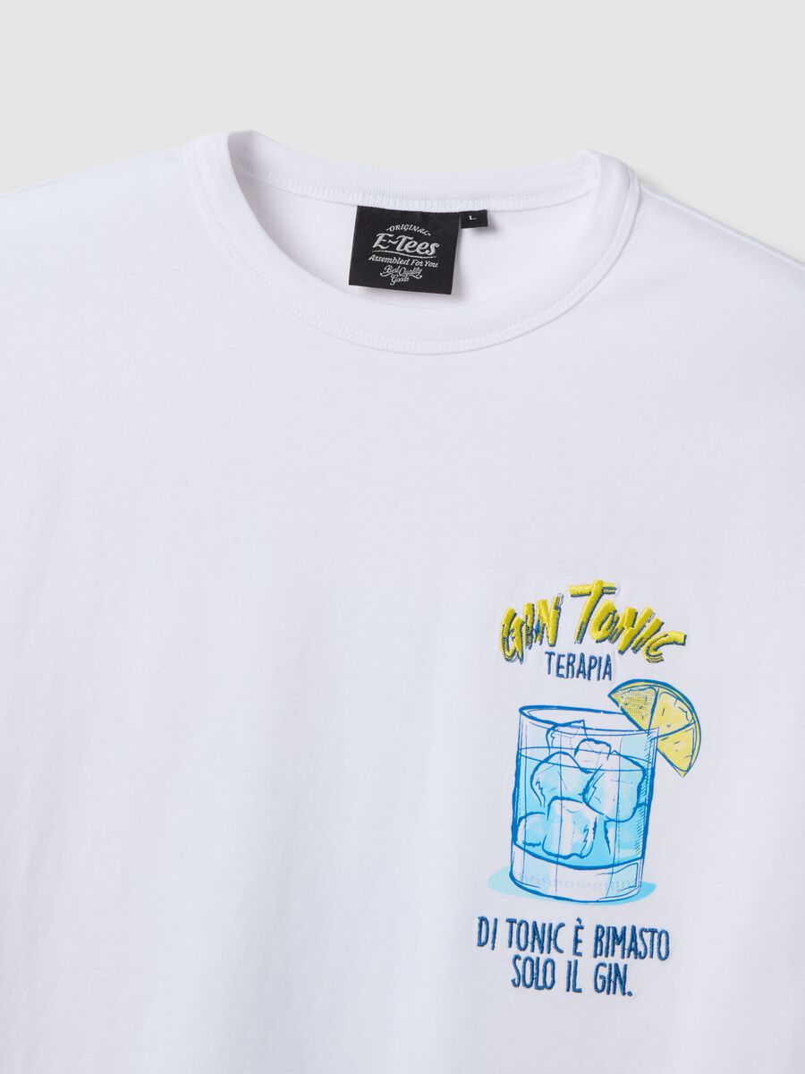 White pure cotton regular fit T-shirt with Gin tonic prints_5