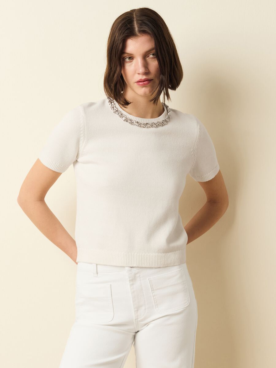 Maglia girocollo con applicazione gioiello_1