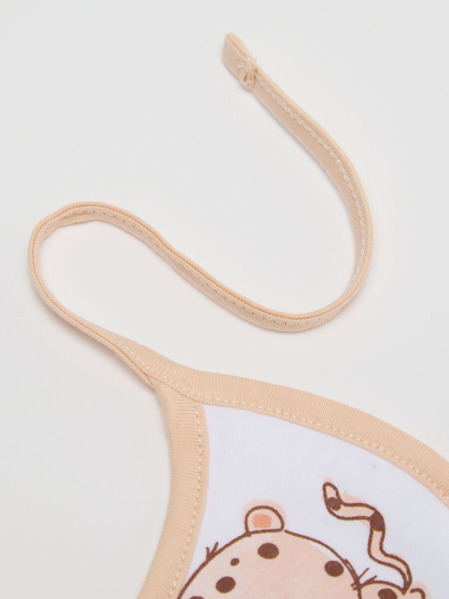 Two-pack white bibs in cotton with savannah animals_2