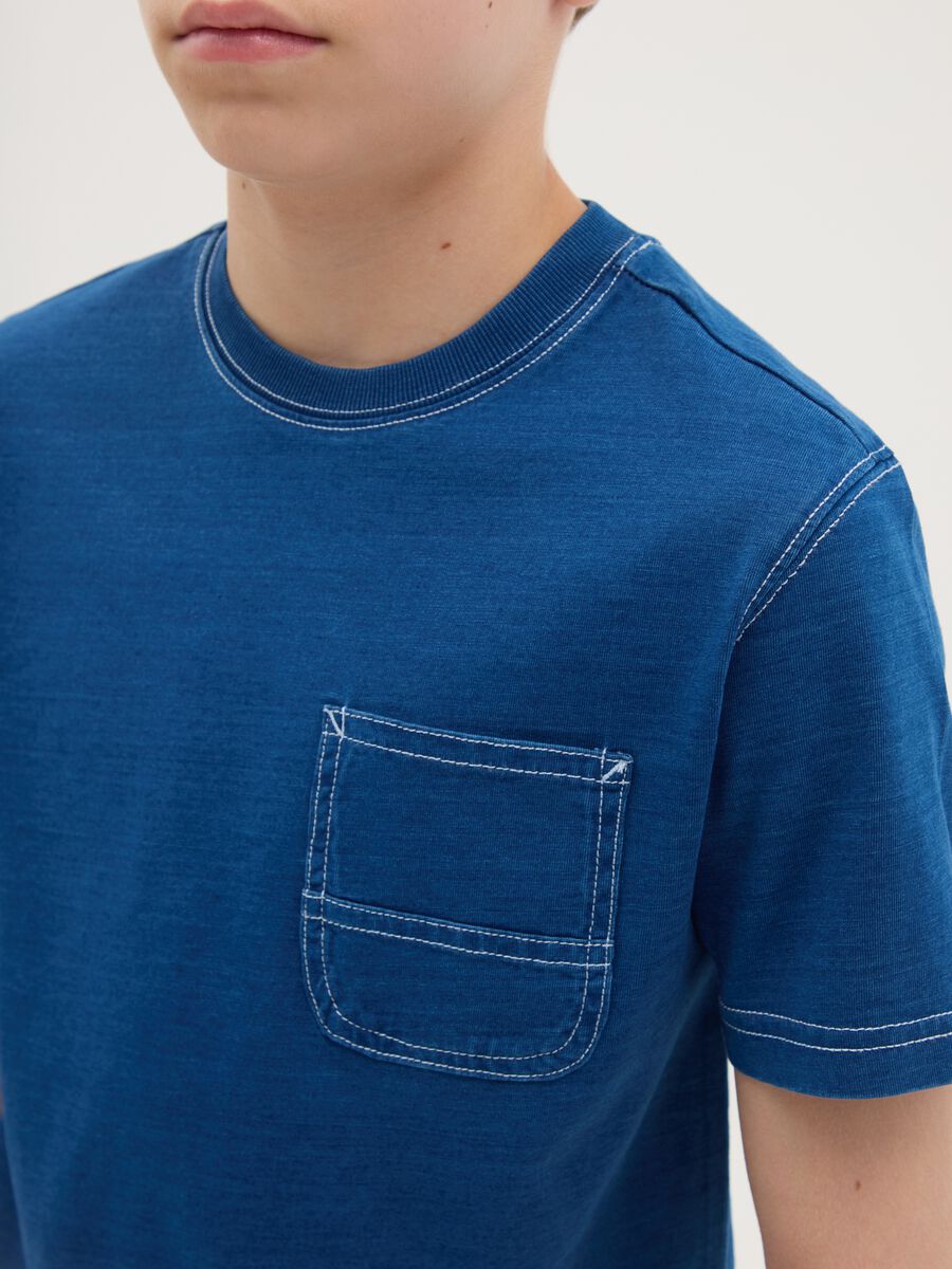 T-shirt da ragazzo in puro cotone blu over fit con tasca_1