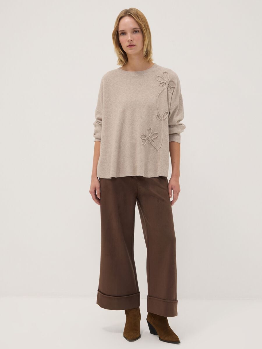 Sand viscose-blend top with floral appliqu&eacute;s, regular fit_1