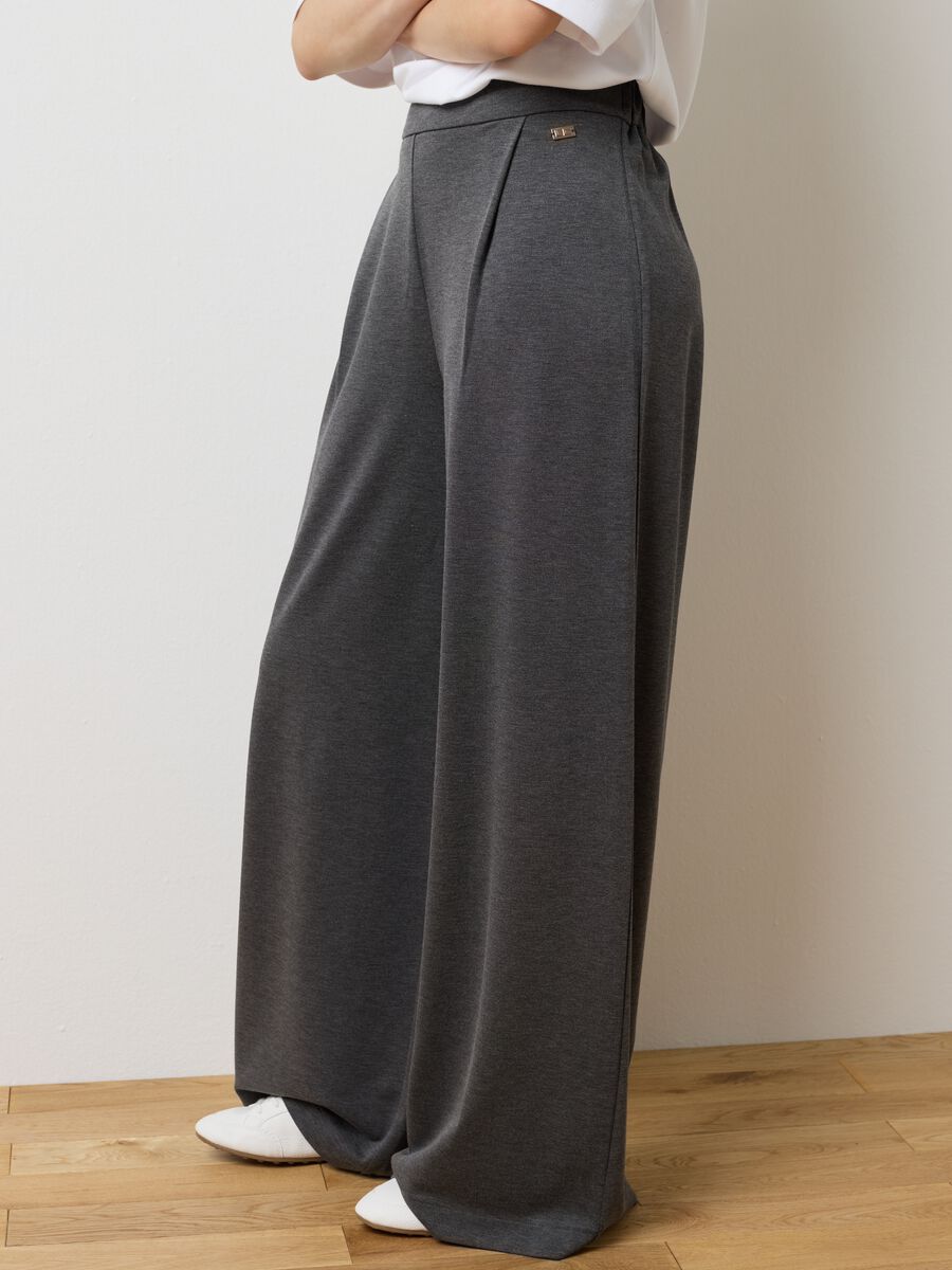 Pantaloni grigi a palazzo_3