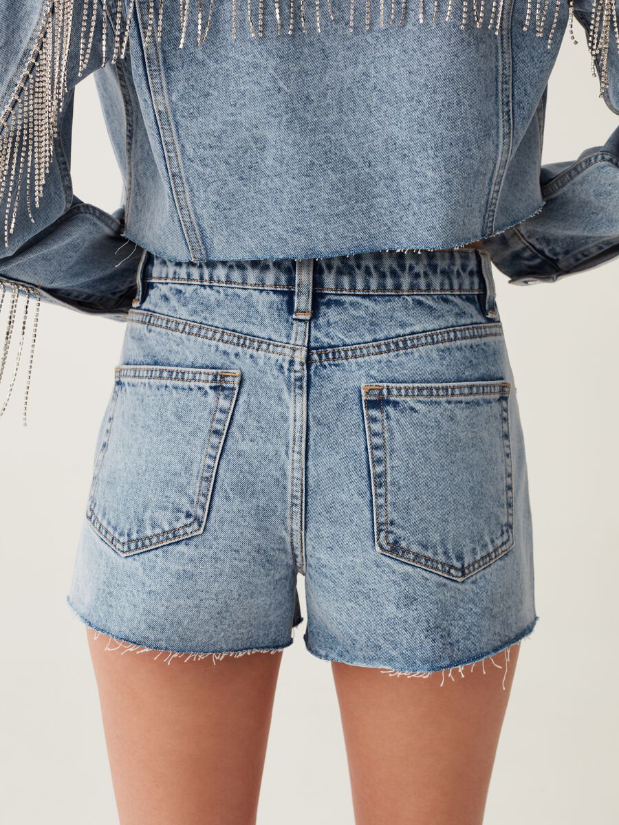 Shorts in denim con frange in strass_2