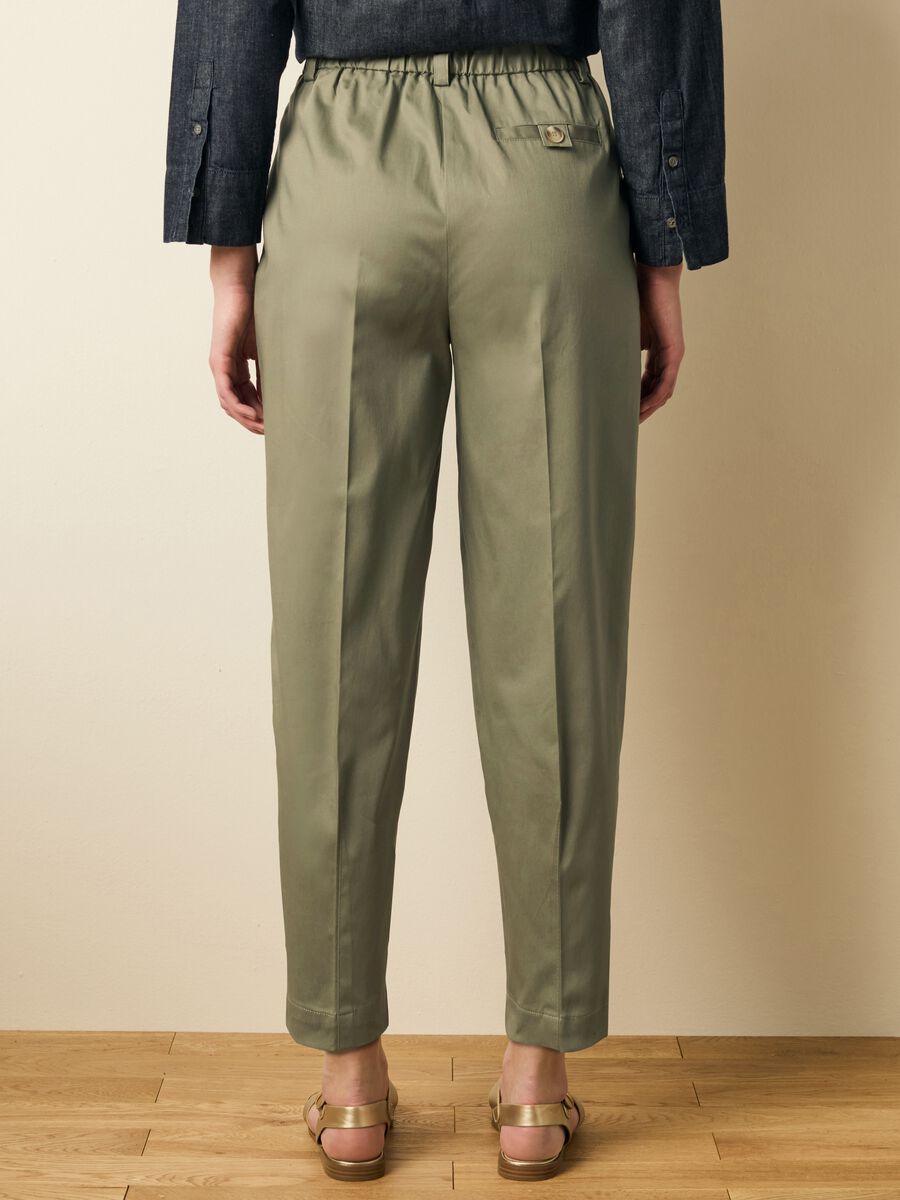 Cropped chino trousers with darts_3