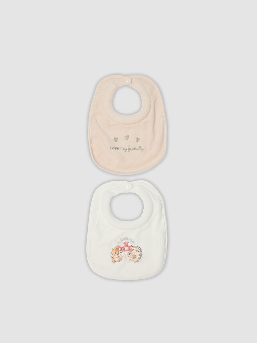 Bipack di bavaglini beige e bianco in misto cotone organico con ricami_0