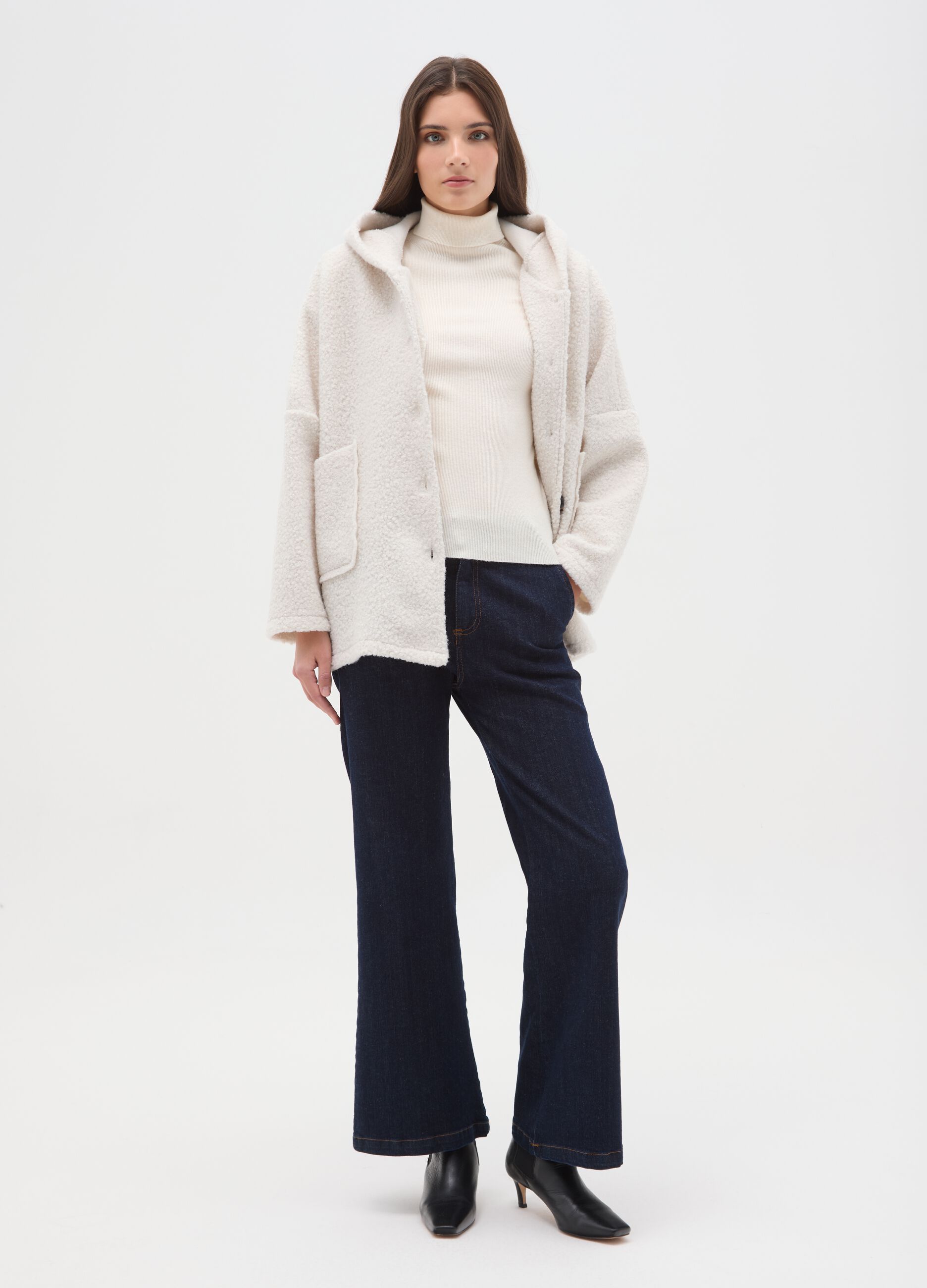 White regular fit coat with buttons and hood