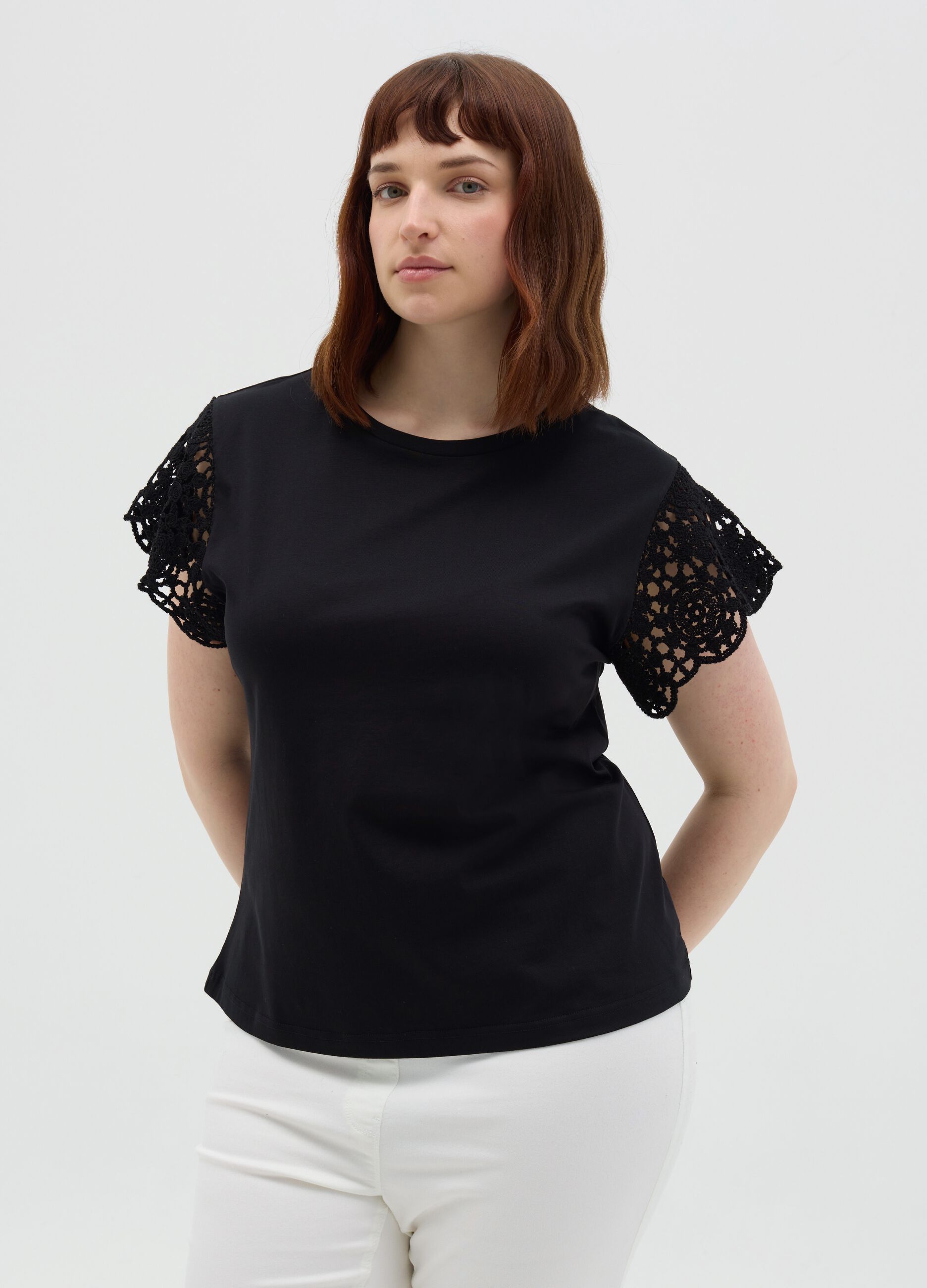 Curvy black T-shirt with crochet sleeves