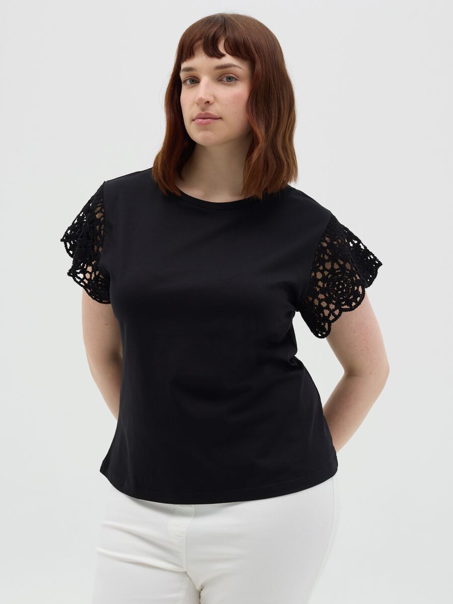 Curvy black T-shirt with crochet sleeves_0