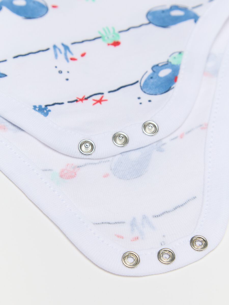 Three-pack sleeveless blue and white bodysuits in organic cotton with print_2