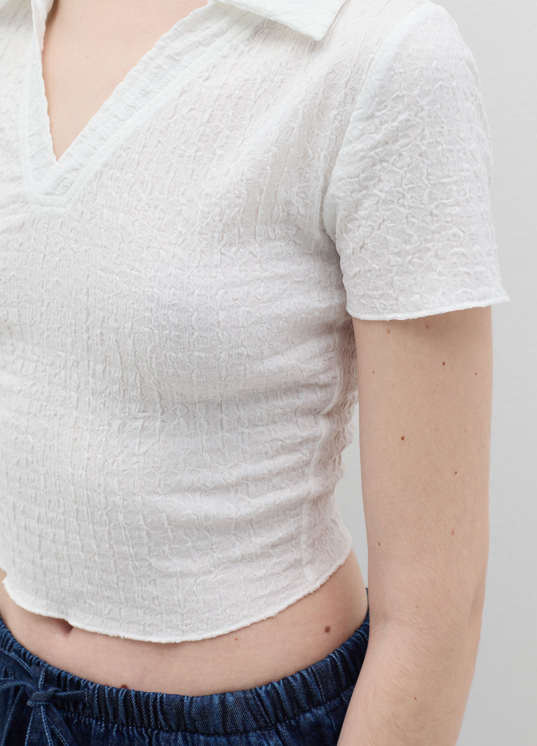 White crinkle-effect crop polo shirt