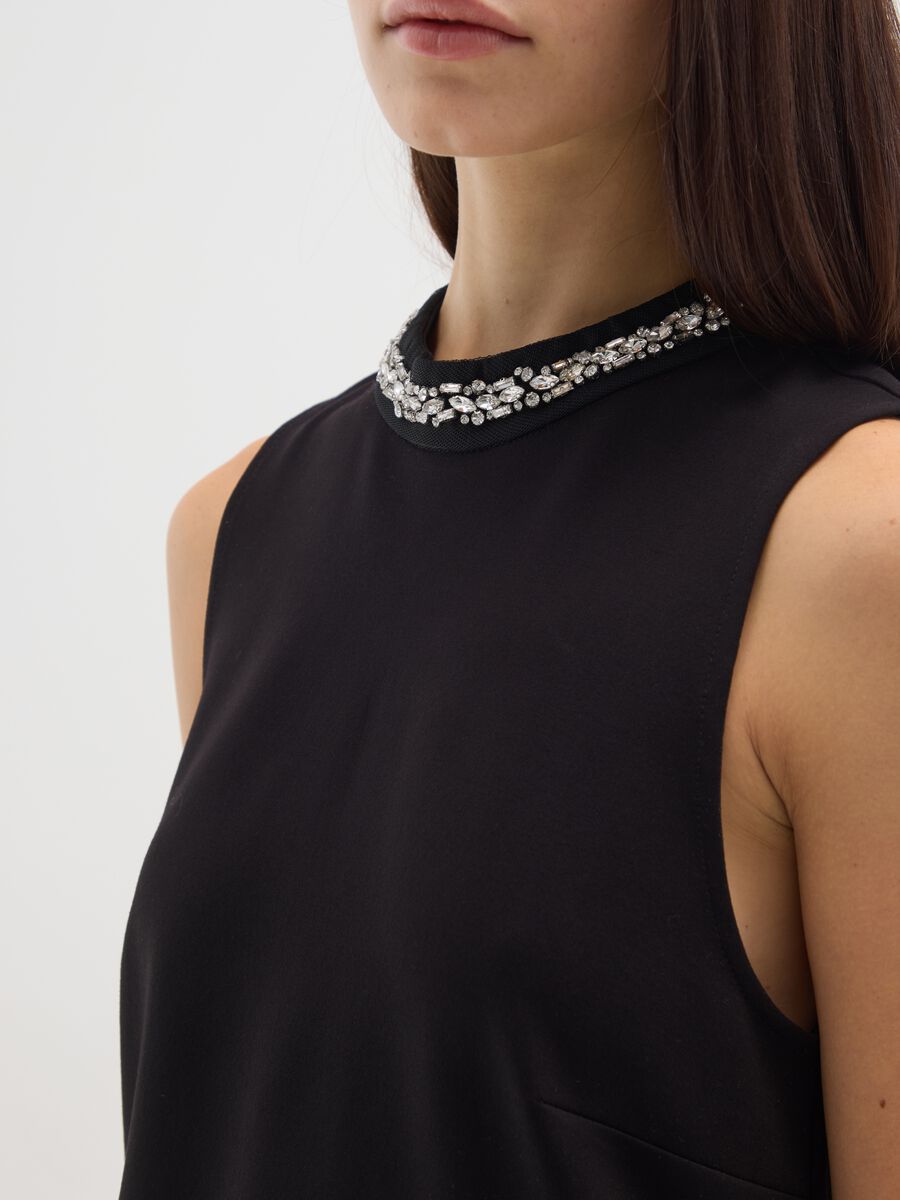Sleeveless black fitted dress with embellished neckline_3