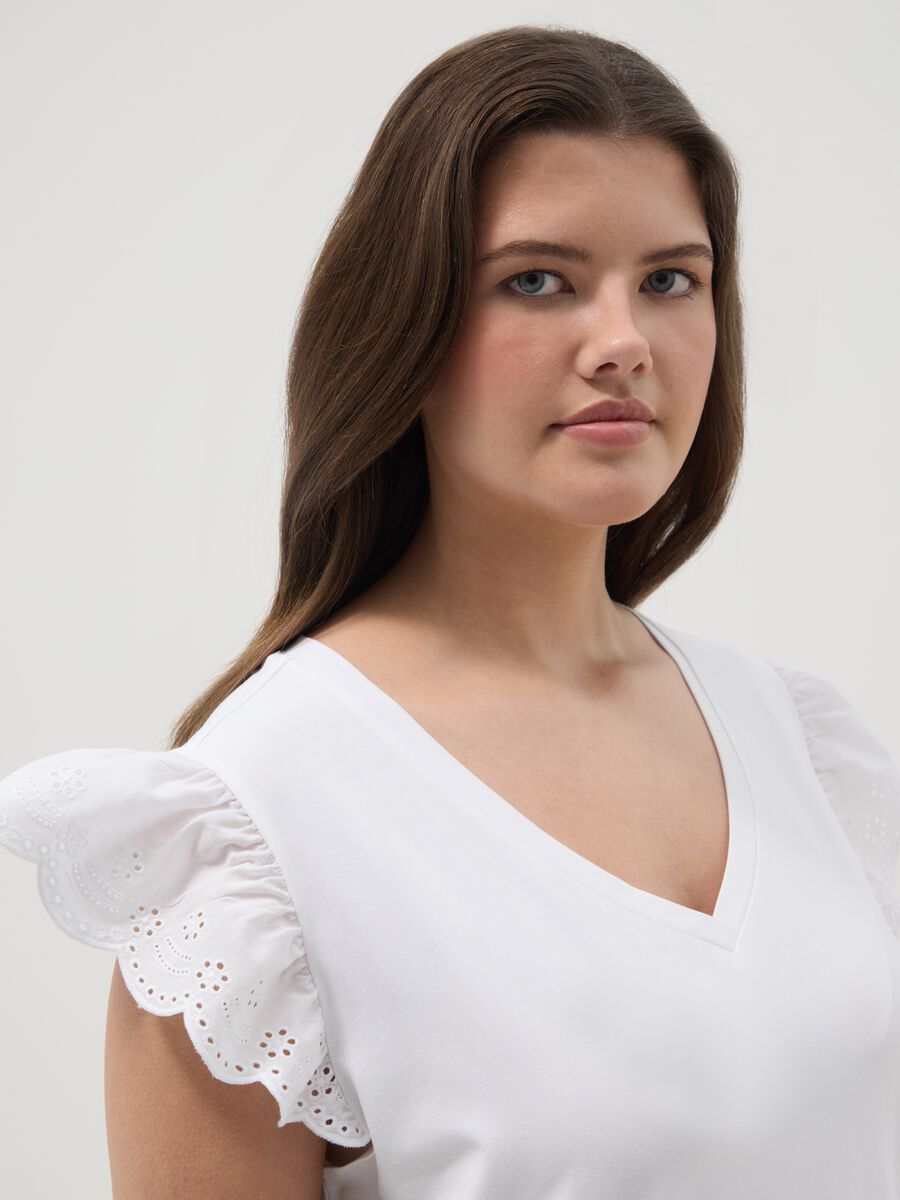 White stretch cotton T-shirt with broderie frill sleeves, regular fit_3
