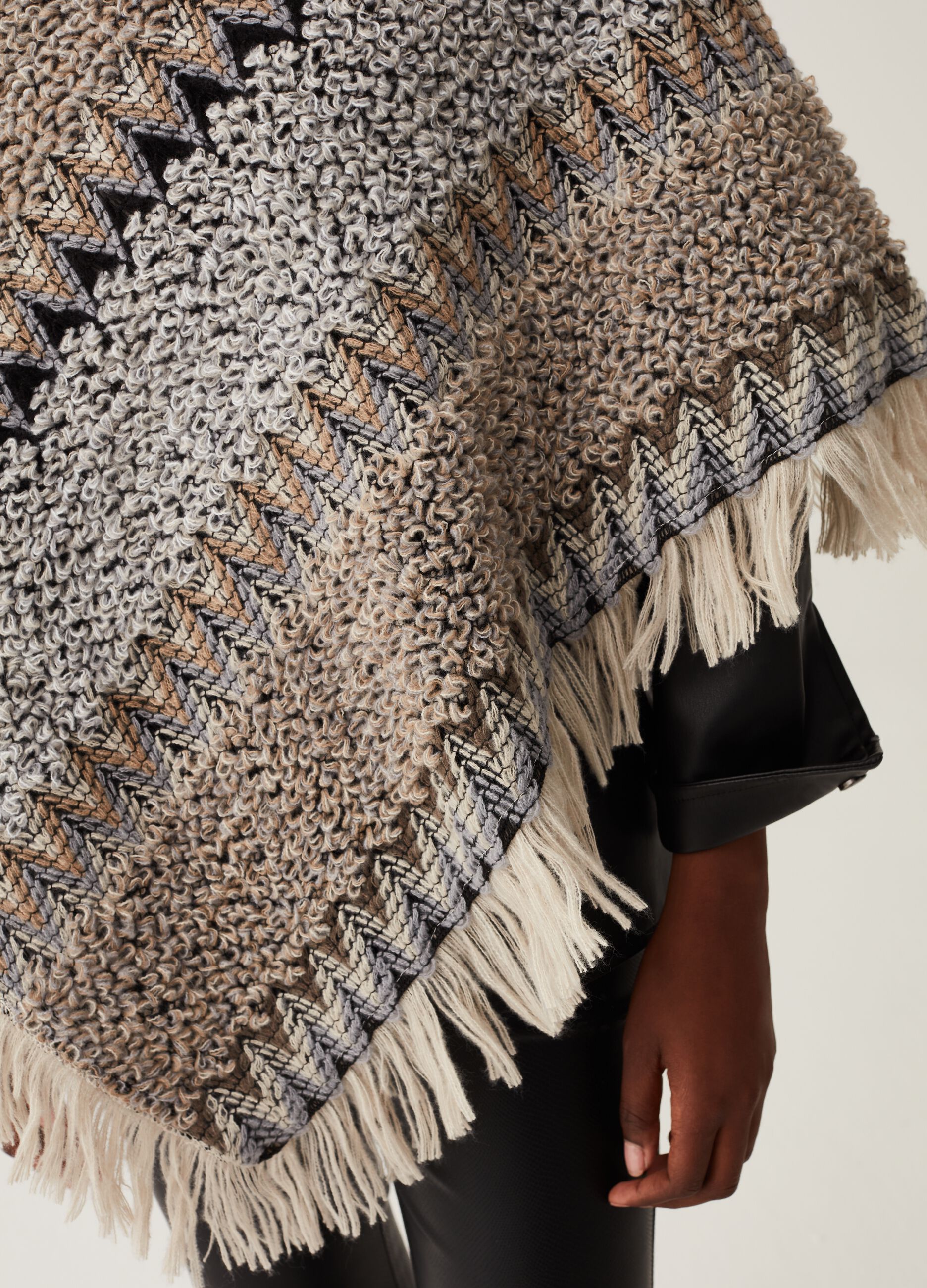 Poncho effetto boucle con motivo etnico_3