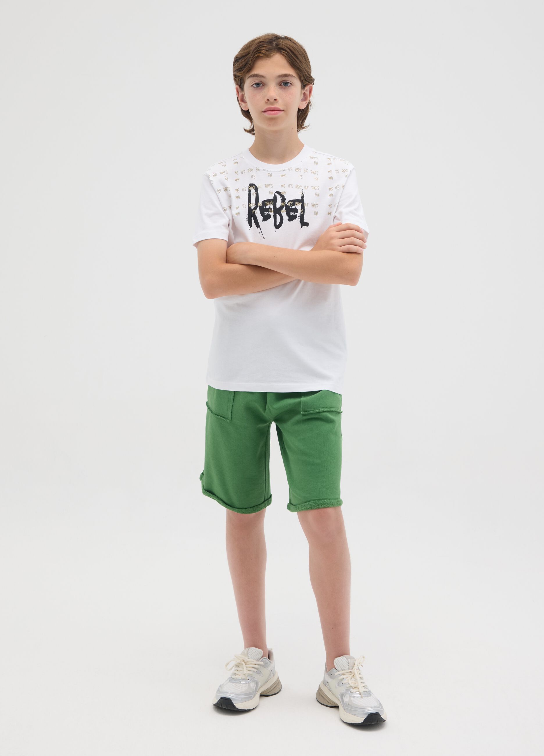 Shorts da bambino in puro cotone verde con tasche