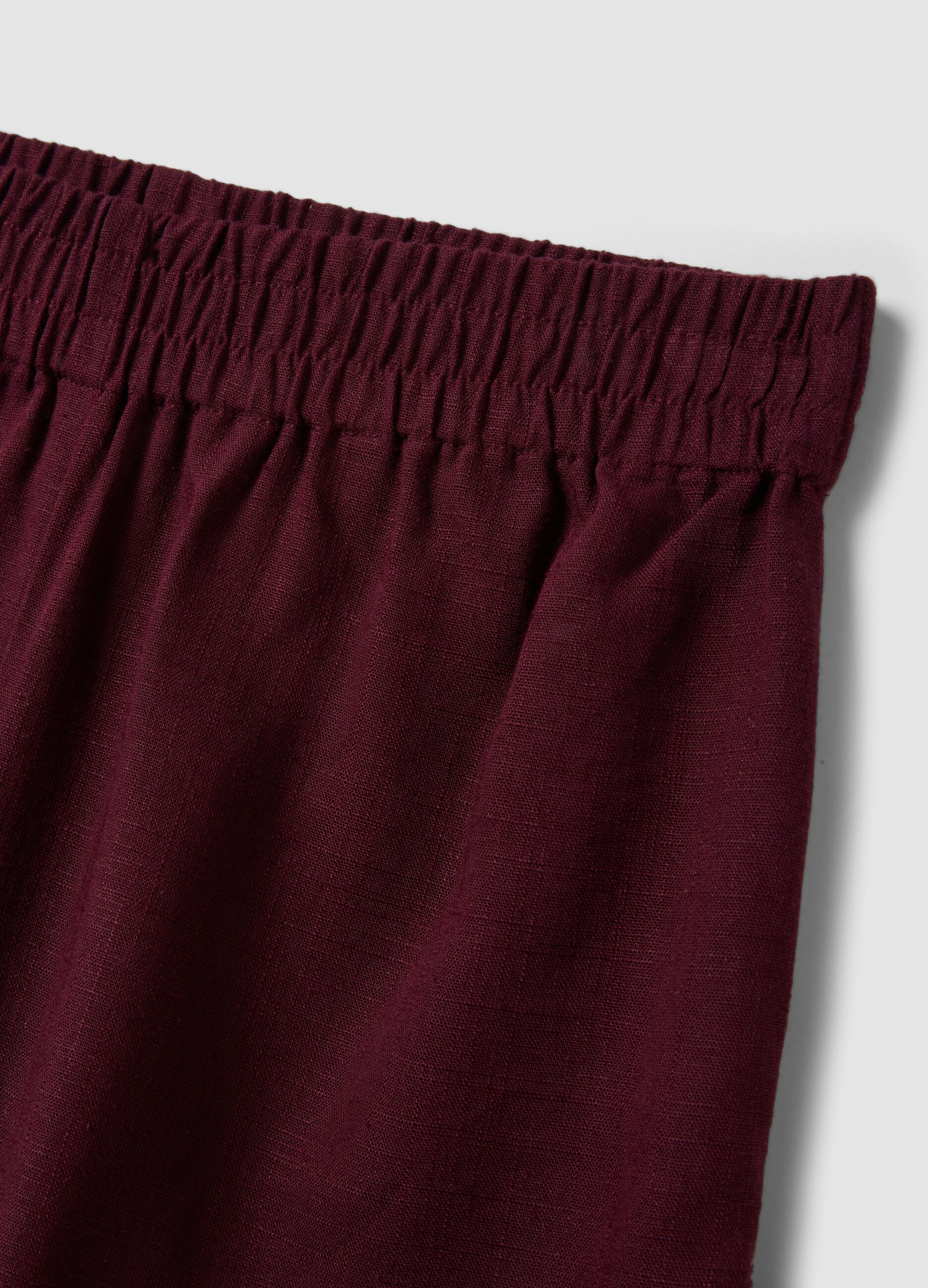 Burgundy viscose-linen blend shorts with elasticated waistband, regular fit