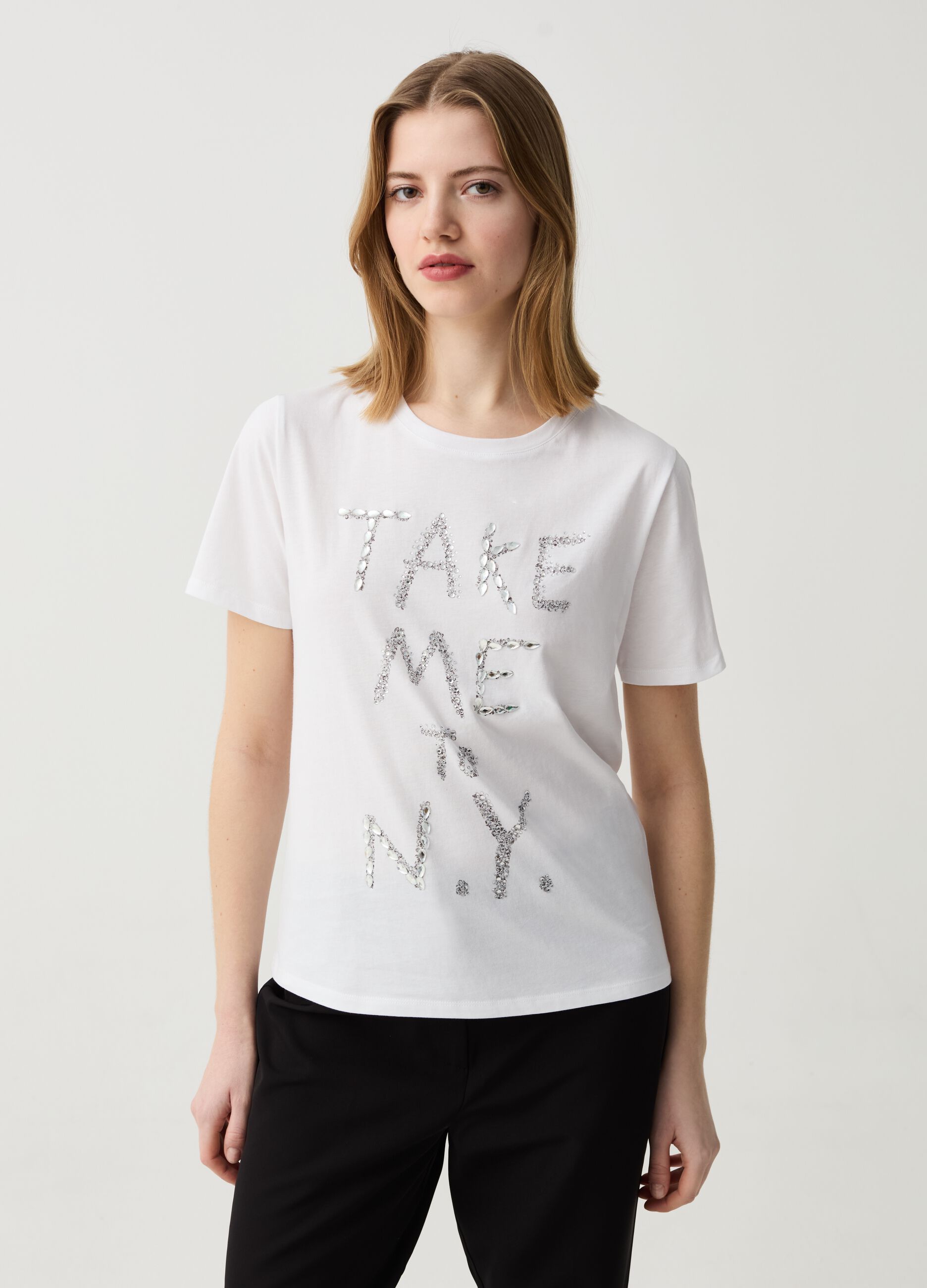 T-shirt con lettering in pietre e strass