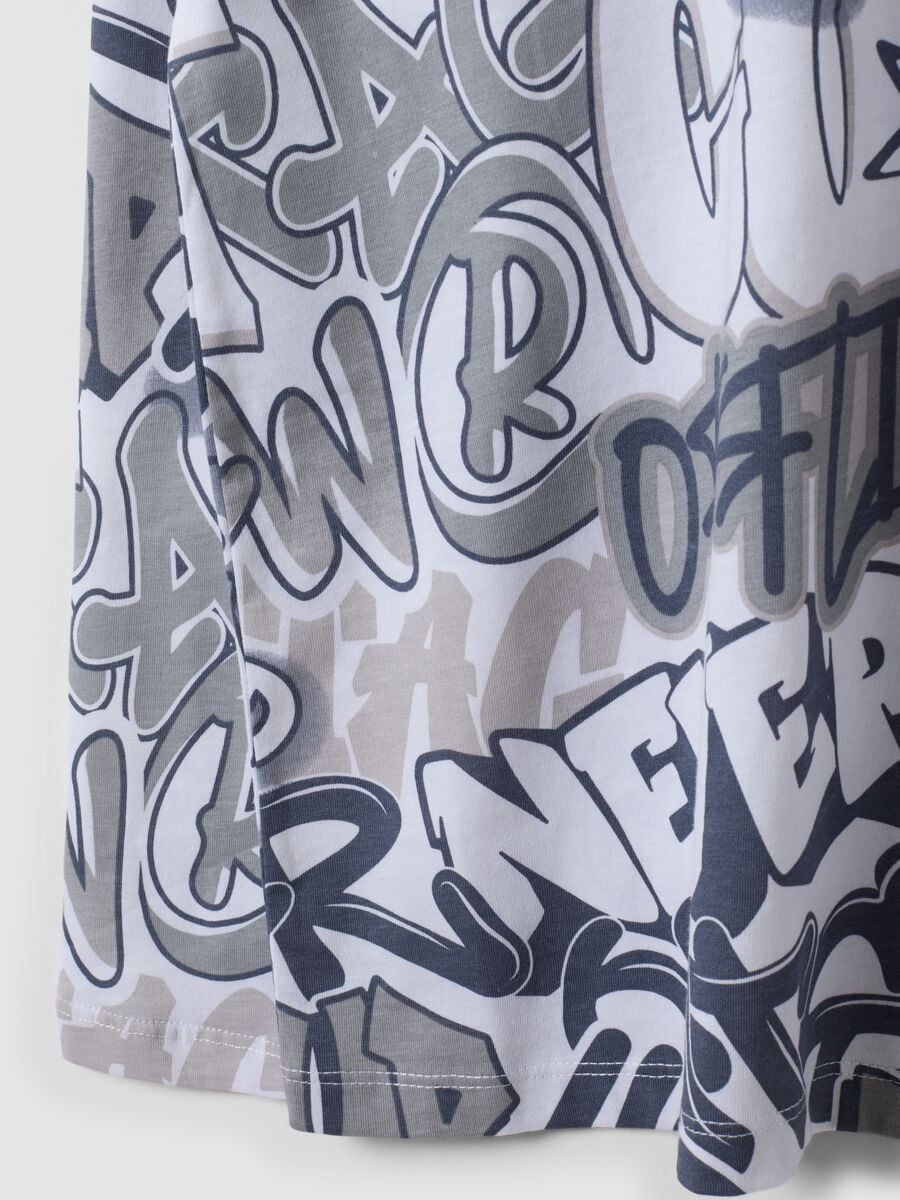 T-shirt bianca in puro cotone organico con graffiti per ragazzo relaxed fit_5