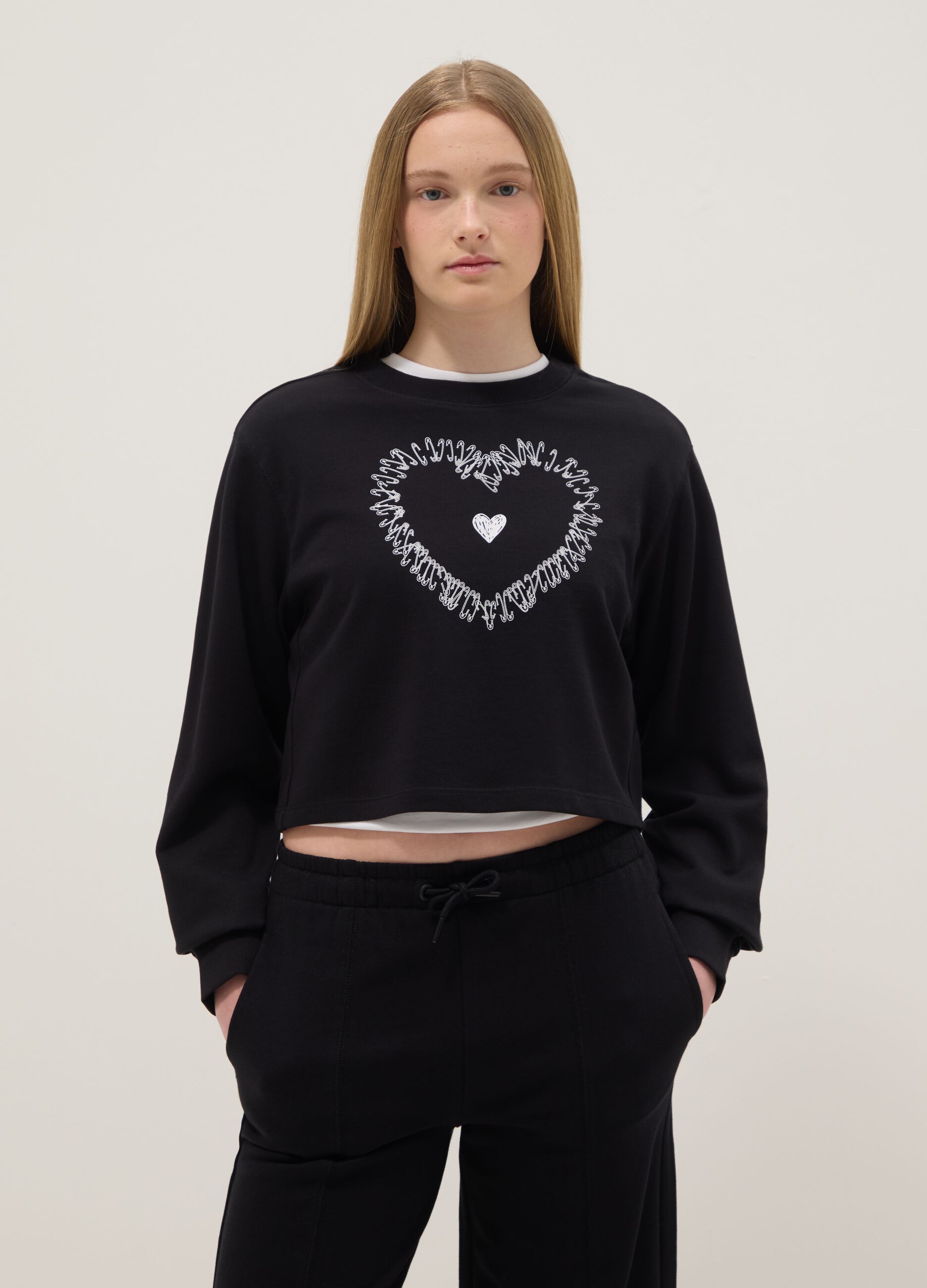 Girl's regular fit black pure cotton sweatshirt with embroidered heart