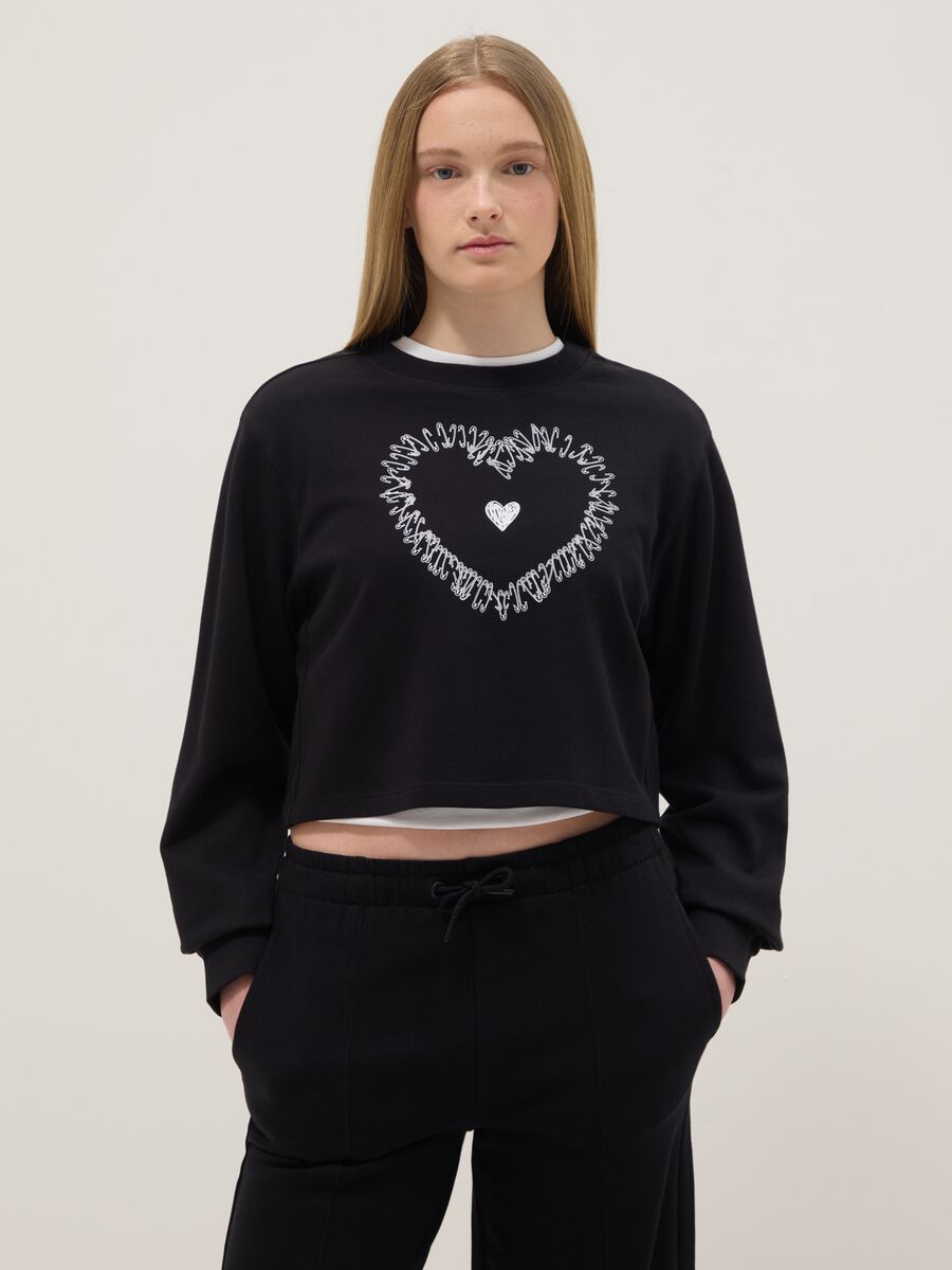 Girl's regular fit black pure cotton sweatshirt with embroidered heart_0
