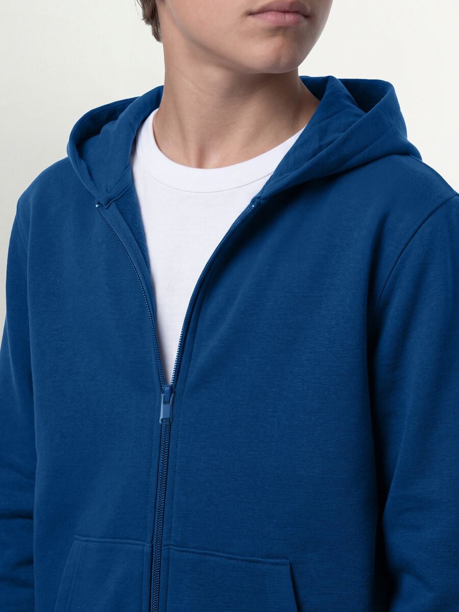 Felpa blu con cappuccio in puro cotone organico regular fit per ragazzo_2