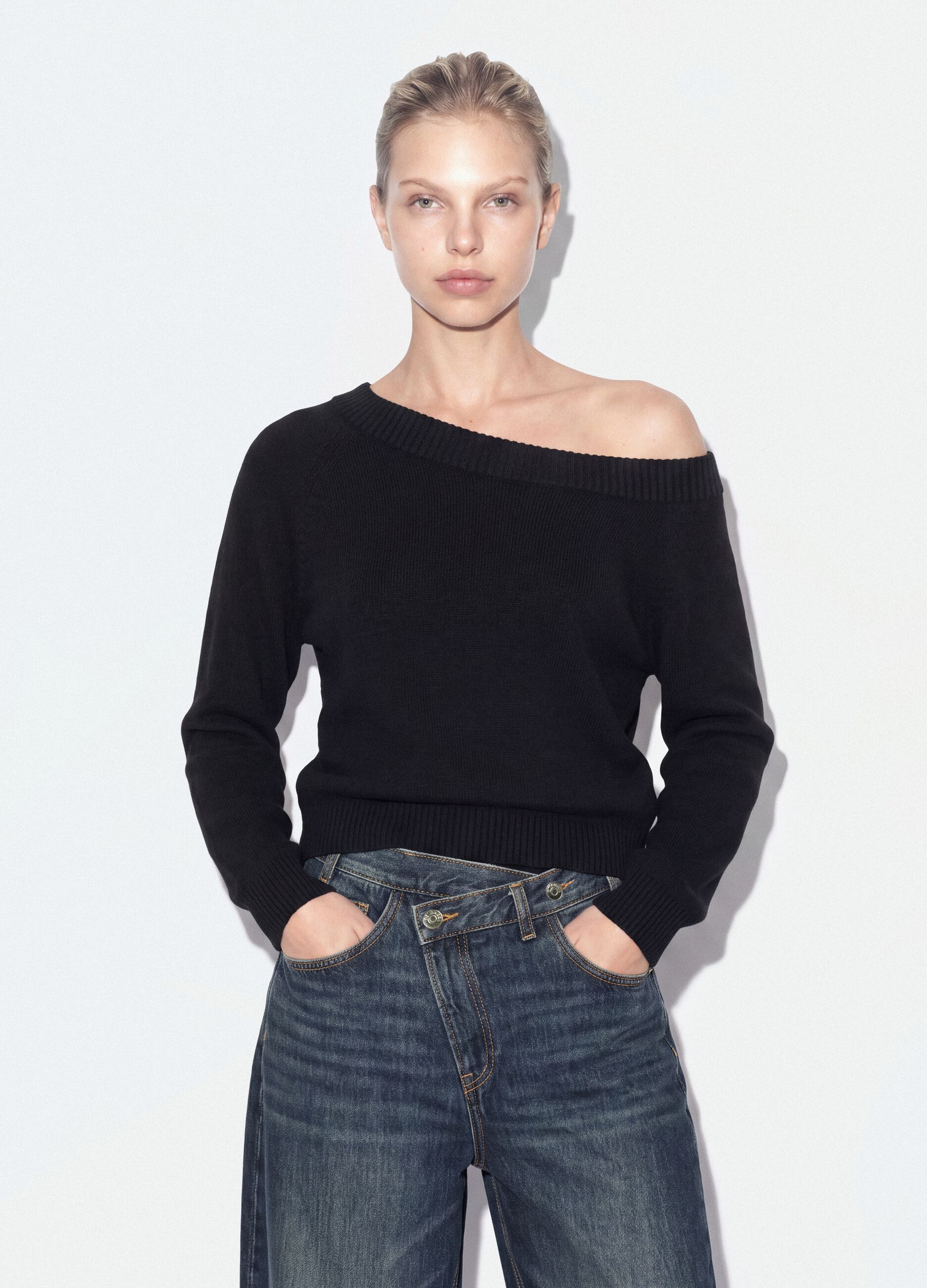 Black fitted viscose-blend top with boat neck