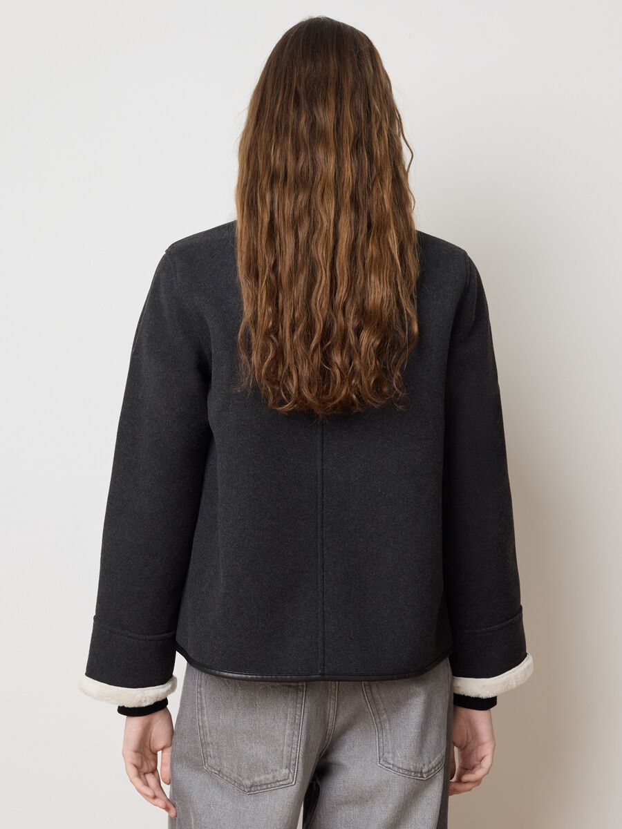 Black jacket with regular fit collar and buttons_3