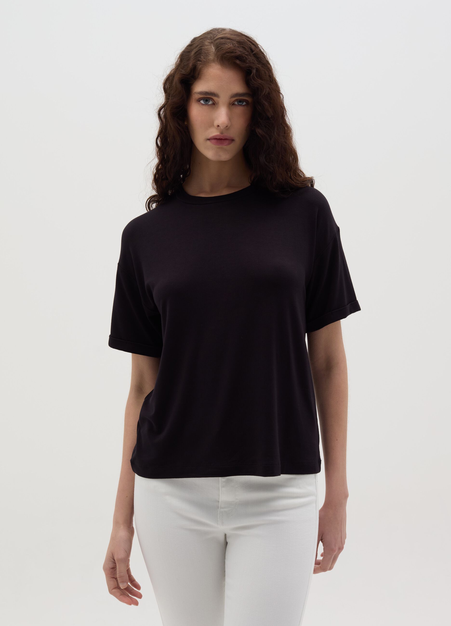 T-shirt nera con maniche a kimono