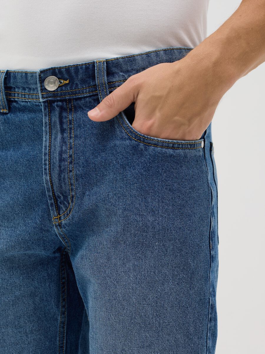 Light blue slim-fit Bermuda shorts in denim_3