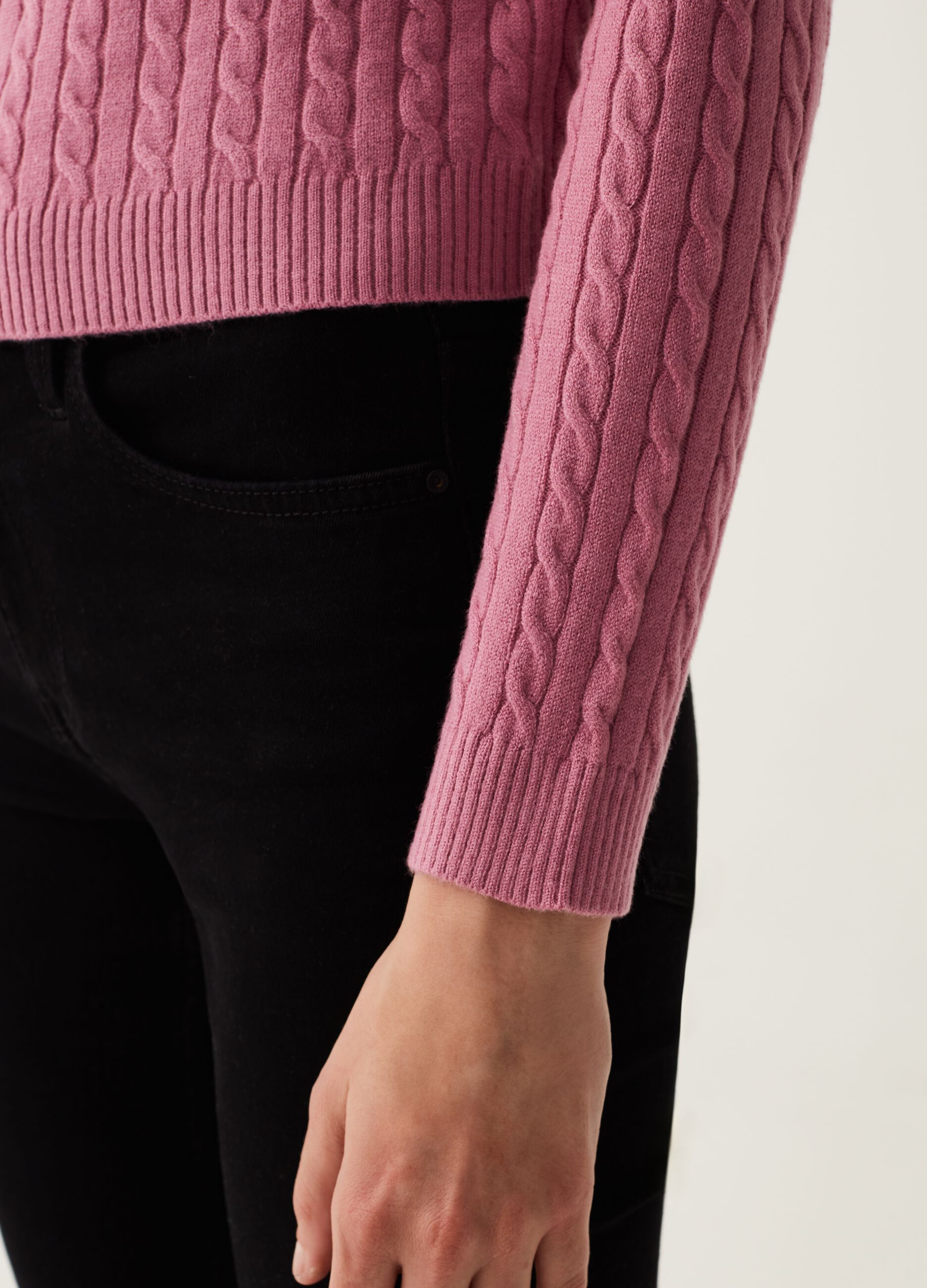 Pullover girocollo con lavorazione a coste_3
