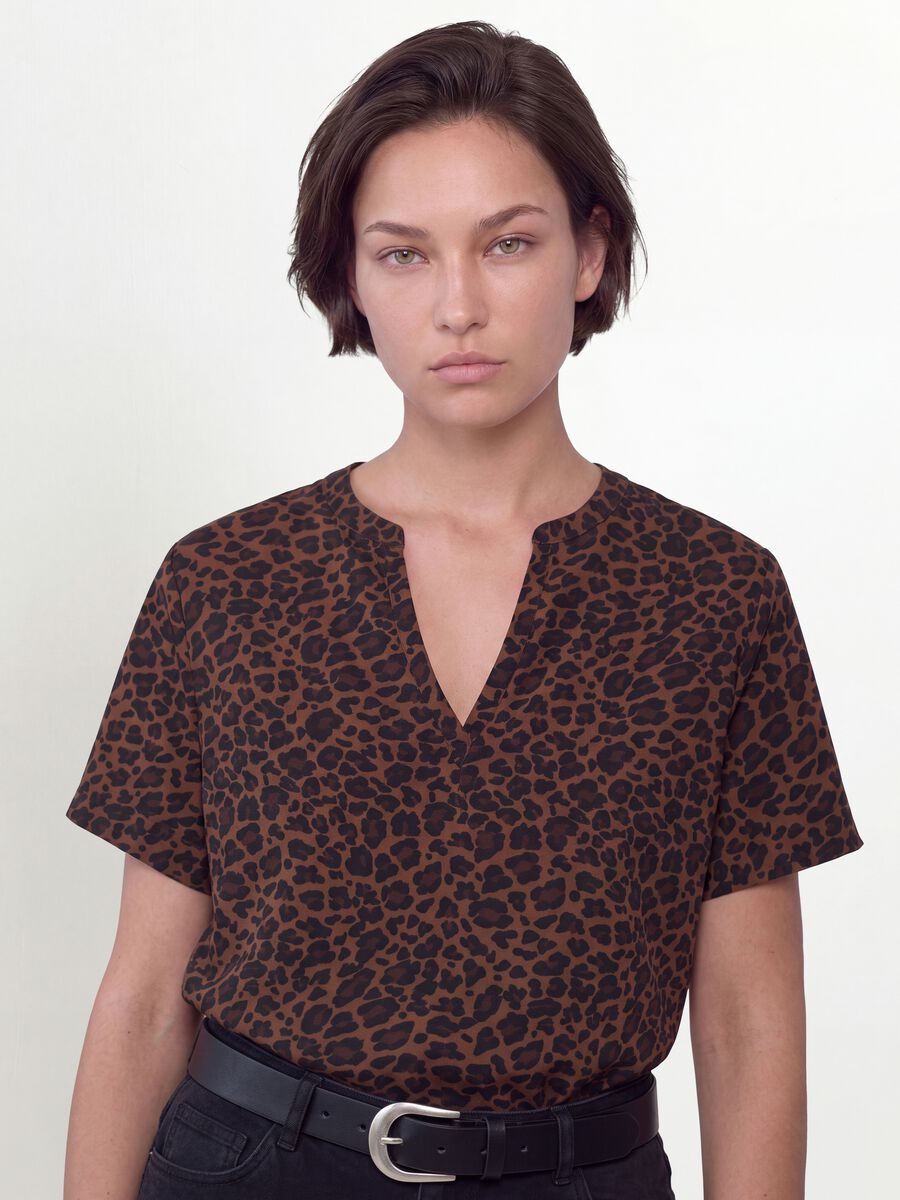Blusa marrone in pura viscosa con collo coreano e fantasia animalier regular fit_3