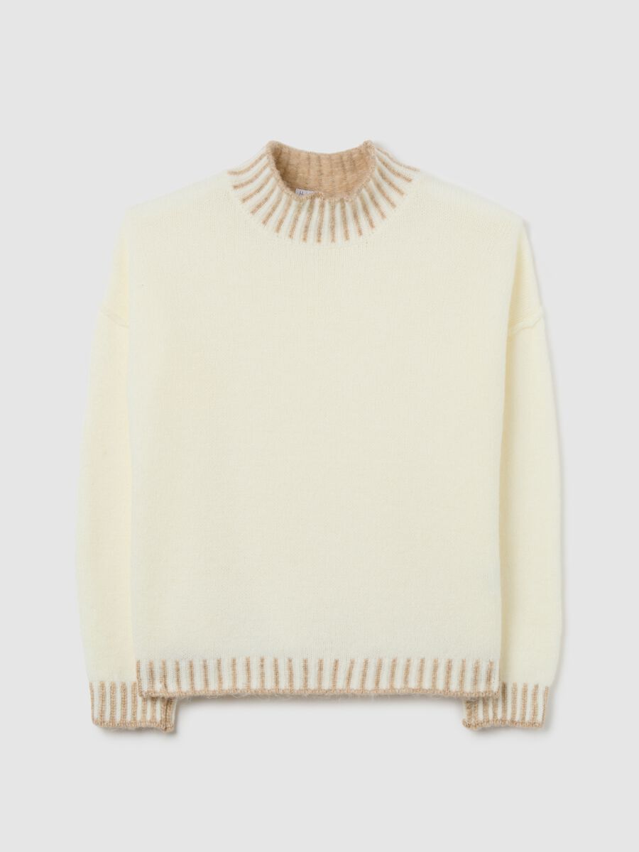 Maglione beige chiaro con collo alto e bordi a contrasto_0