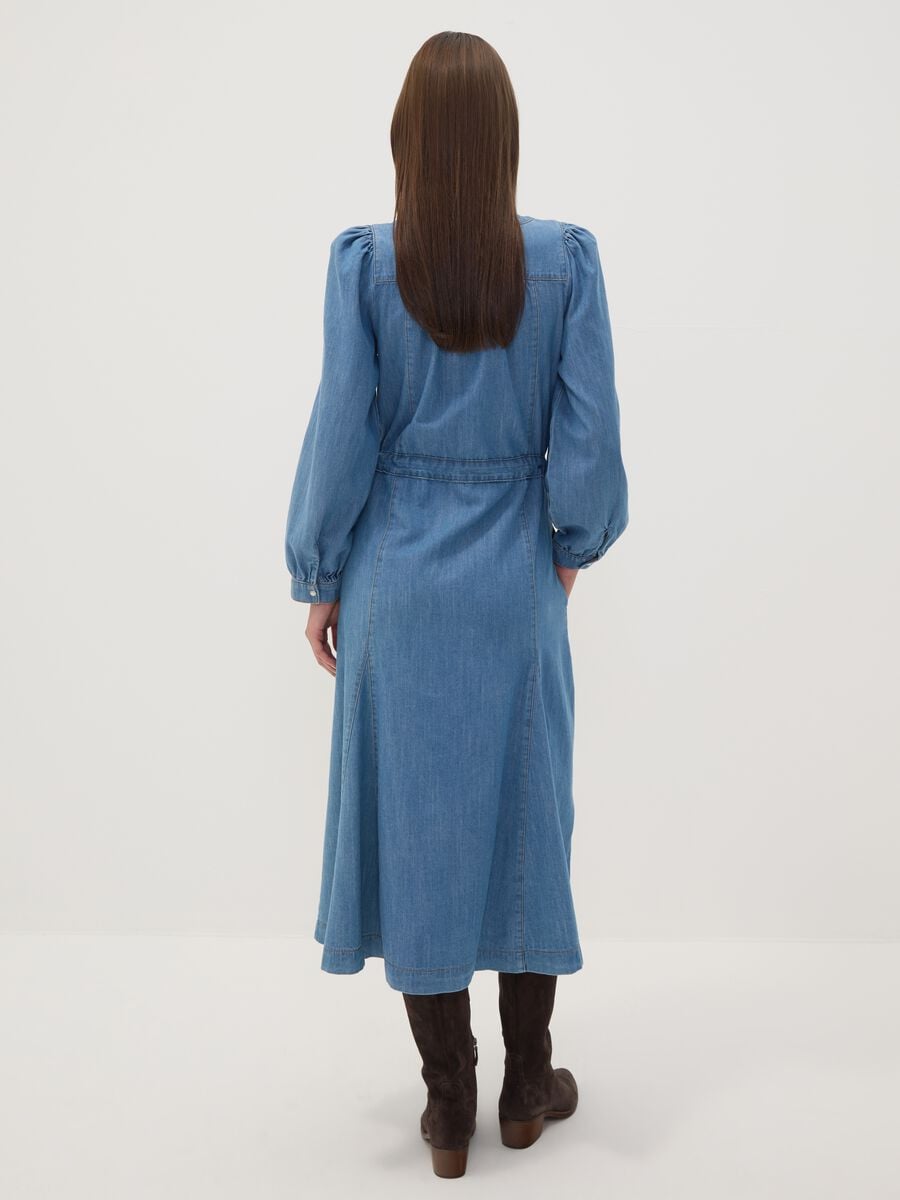 Abito denim blu in puro cotone con scollo profondo a V regular fit_3