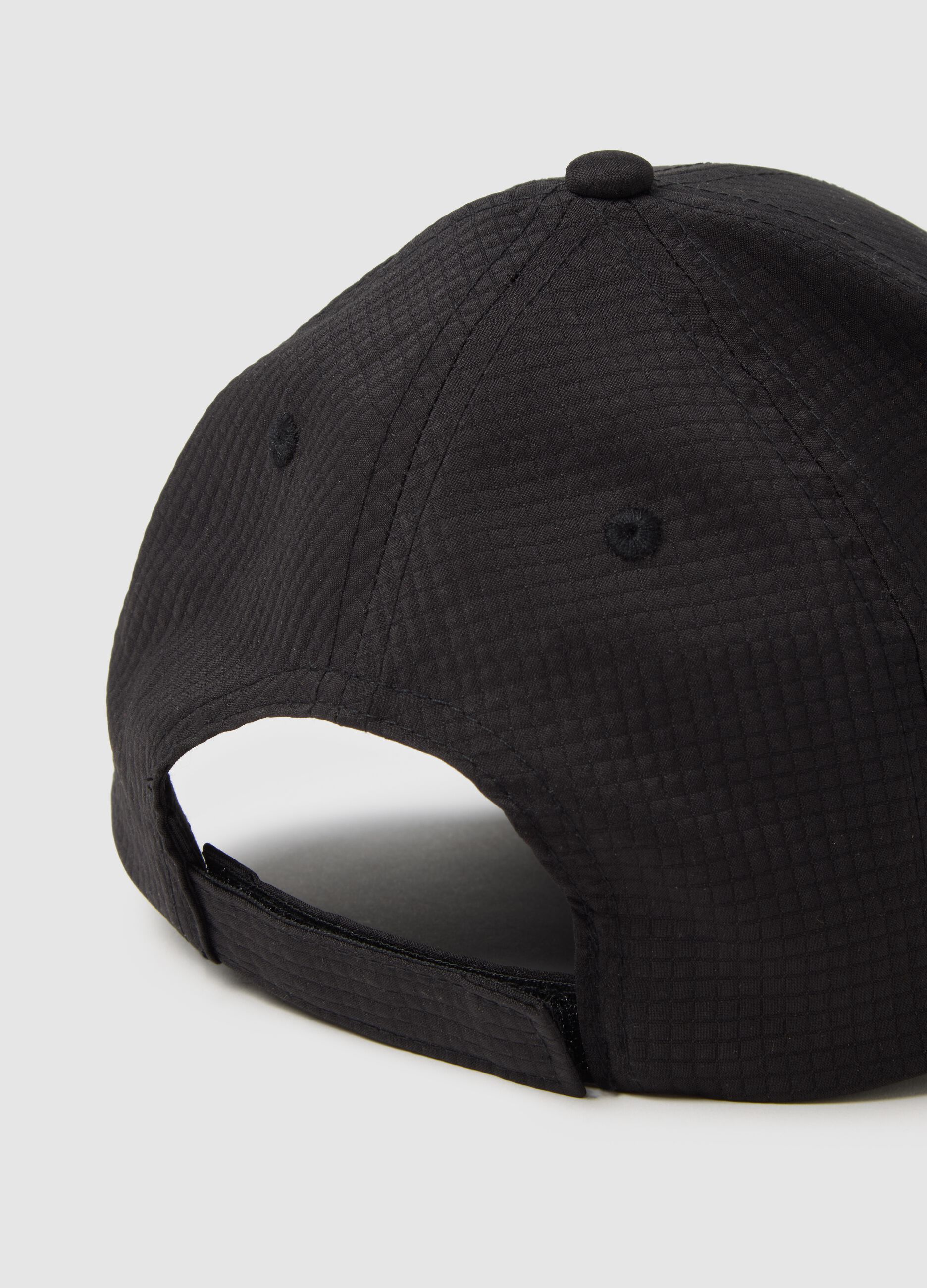 Black hat with comfortable fit