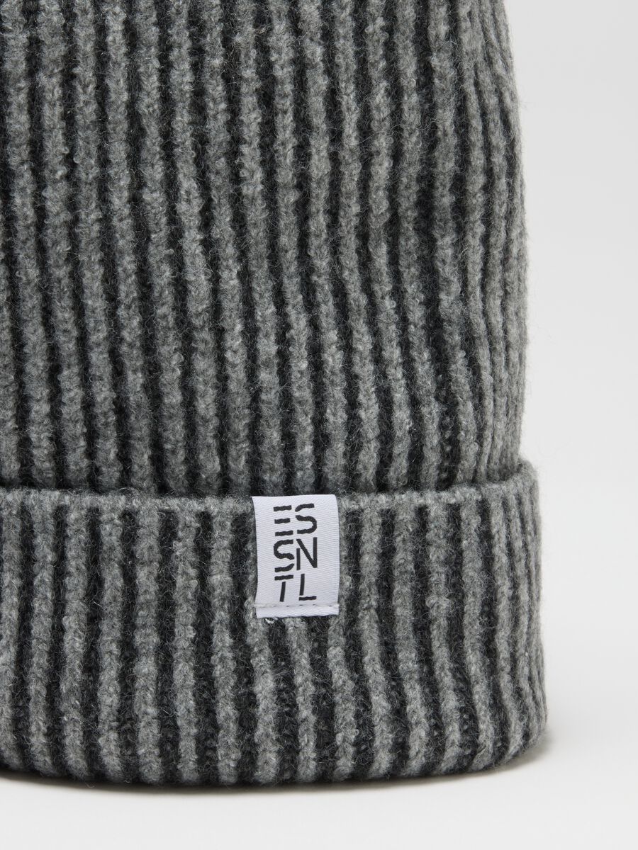 Cappello grigio in maglia a coste_2