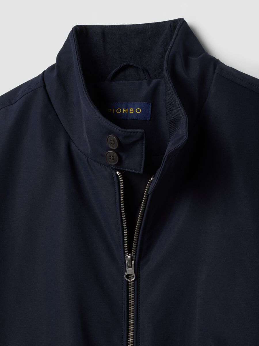 Giubbotto blu regular fit con zip e collo alto_2