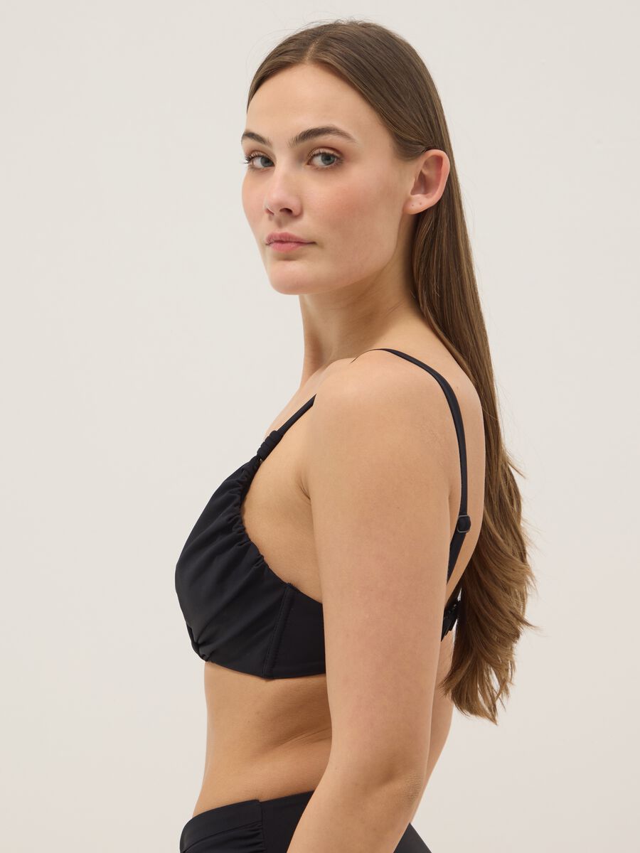 Top bikini nero in tessuto elasticizzato con effetto shaping_3