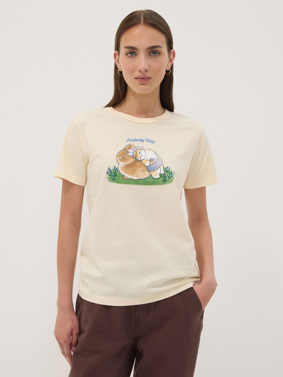 T-shirt beige in puro cotone con stampa animaletti regular fit_0