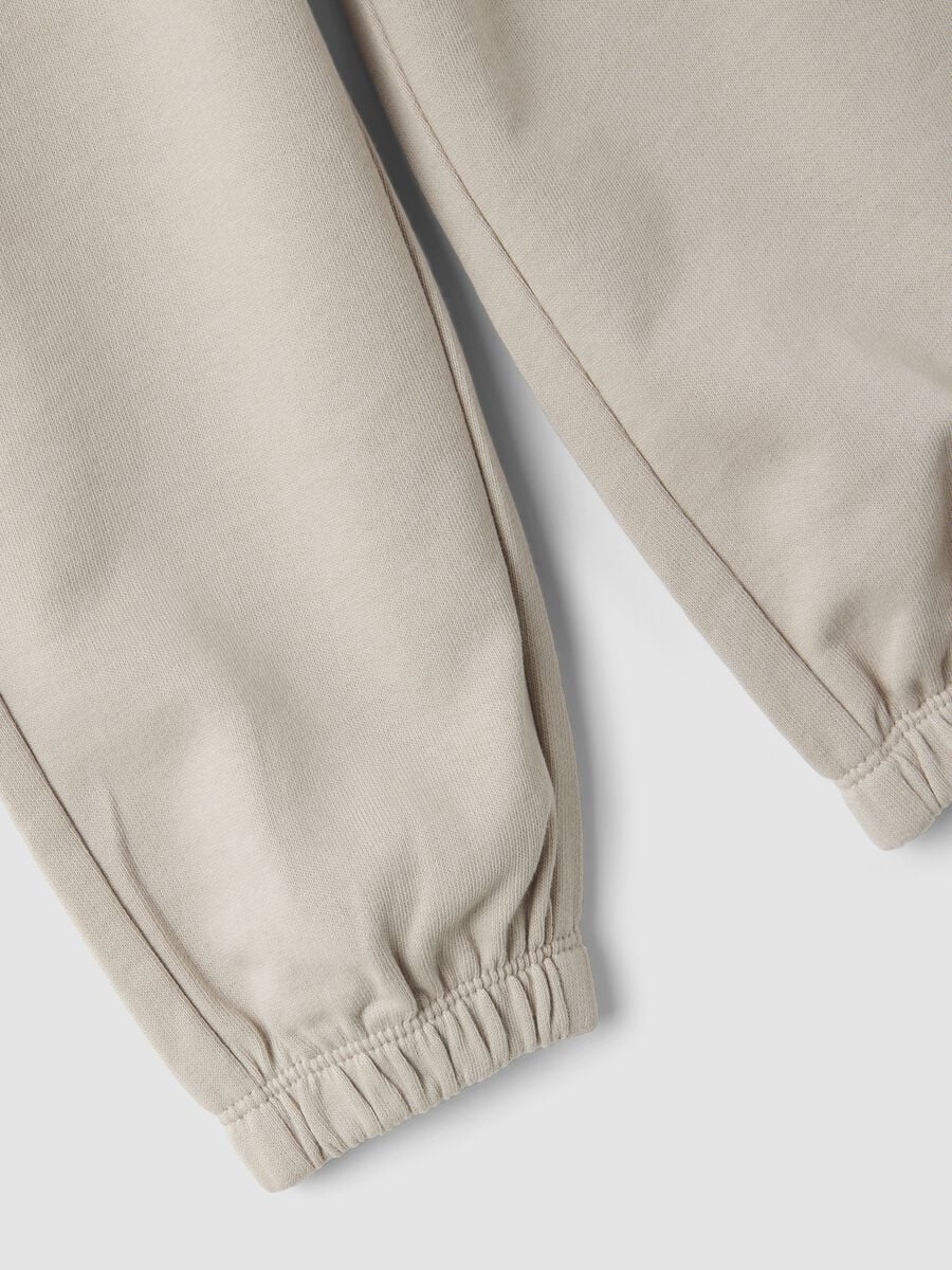 Pantaloni jogger grigi in puro cotone organico con coulisse per bimbo_2