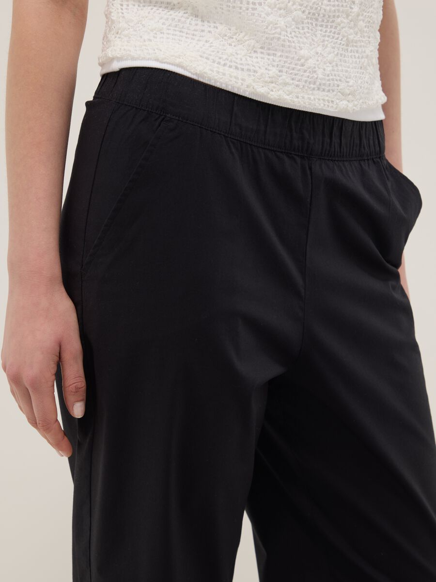 Pantaloni blu in cotone elasticizzato con vita elasticizzata_3