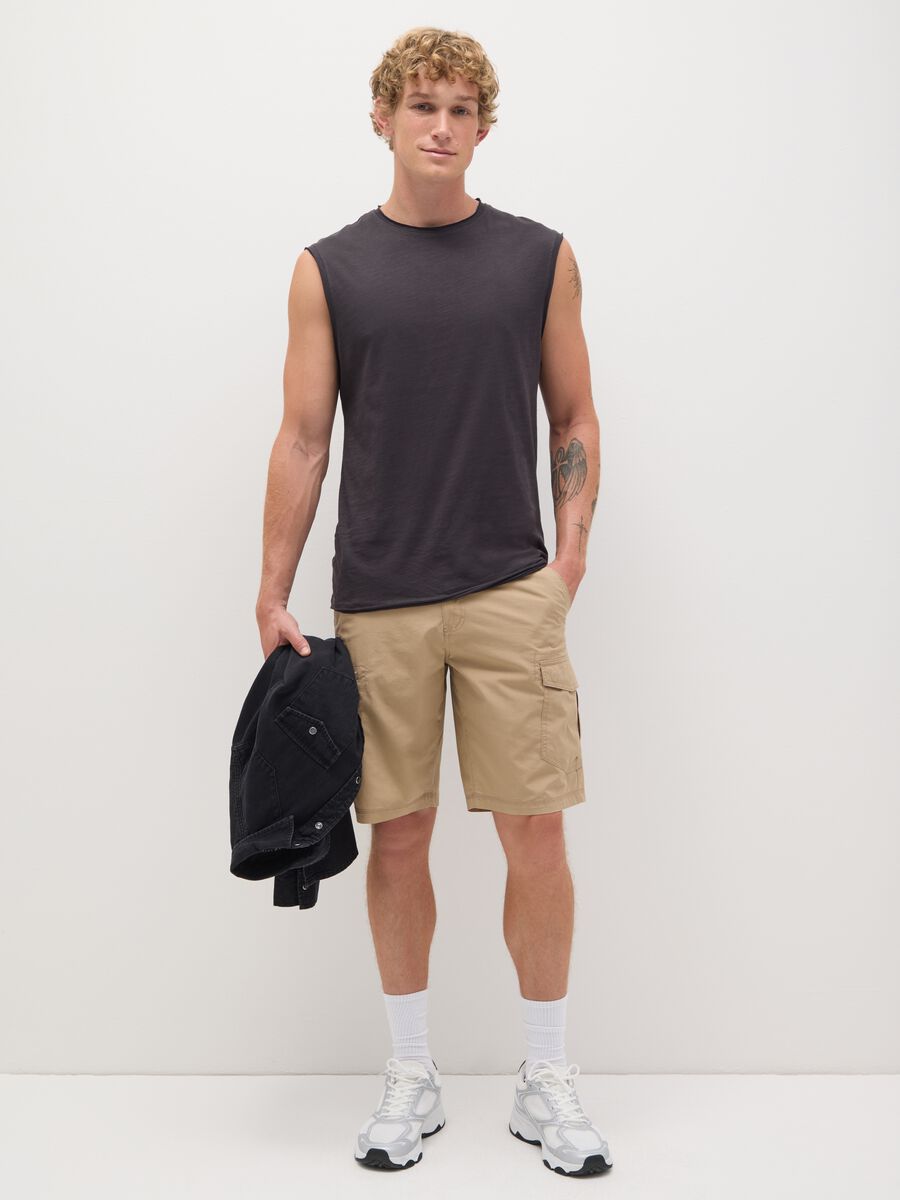 Bermuda da uomo in puro cotone beige regular fit con tasche cargo_0