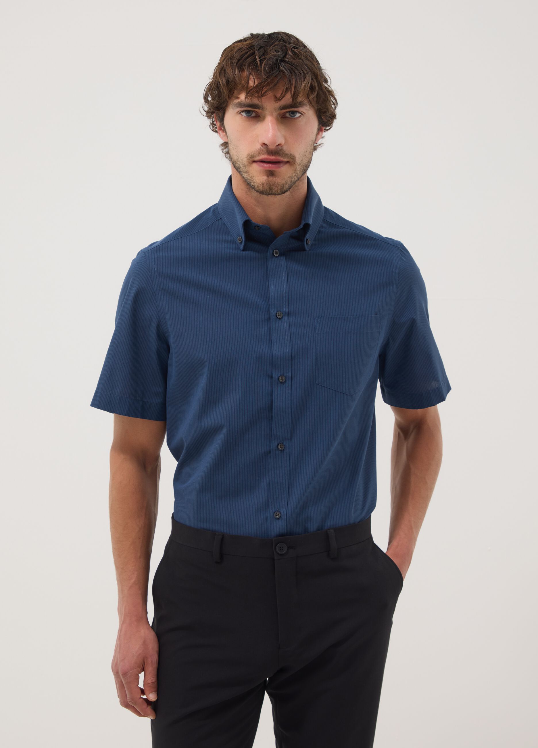 Blue short-sleeved shirt with button-down collar