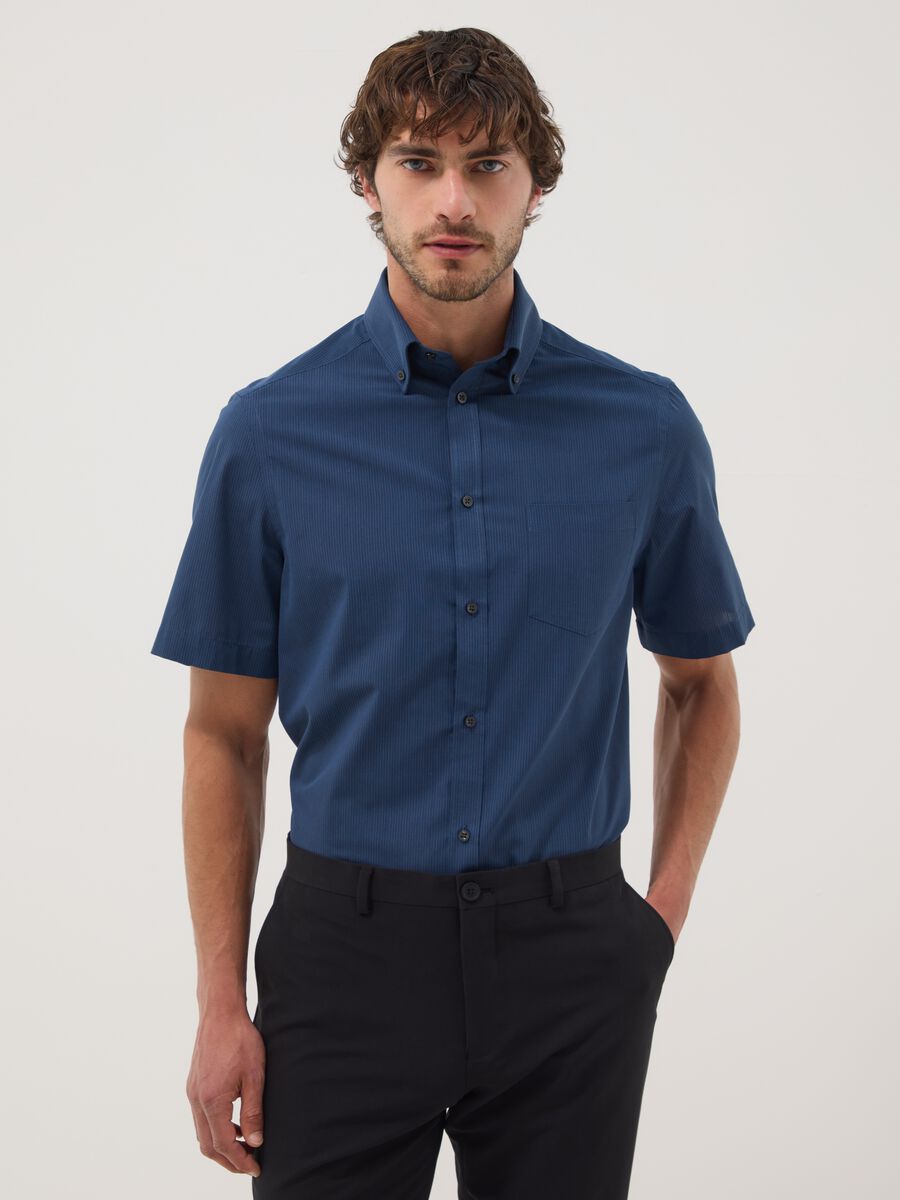 Camicia blu a maniche corte con collo button down_0